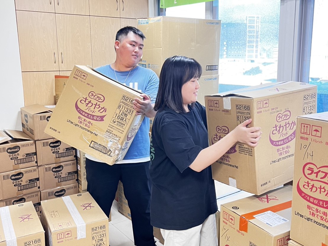  新莊社福中心社工助理協力整理實物銀行物資，大幅減輕第一線社工工作負擔。