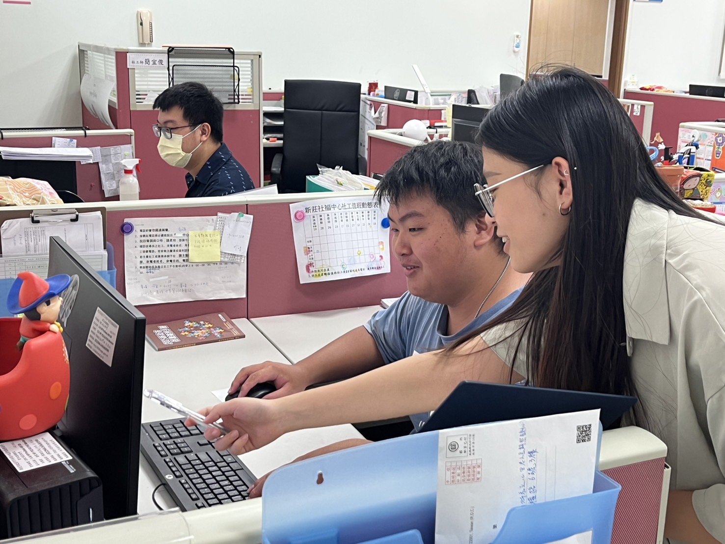新莊社福中心資深社工同仁從旁指導社工助理.