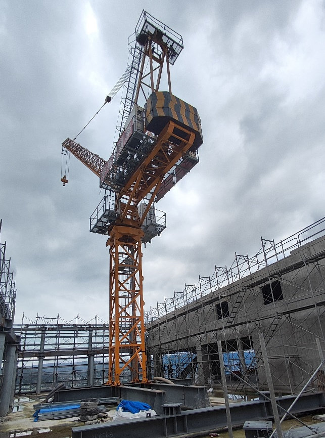 對於營造工地塔式起重機，防颱期間應釋放旋轉煞車馬達，以避免狂風吹斷吊臂。