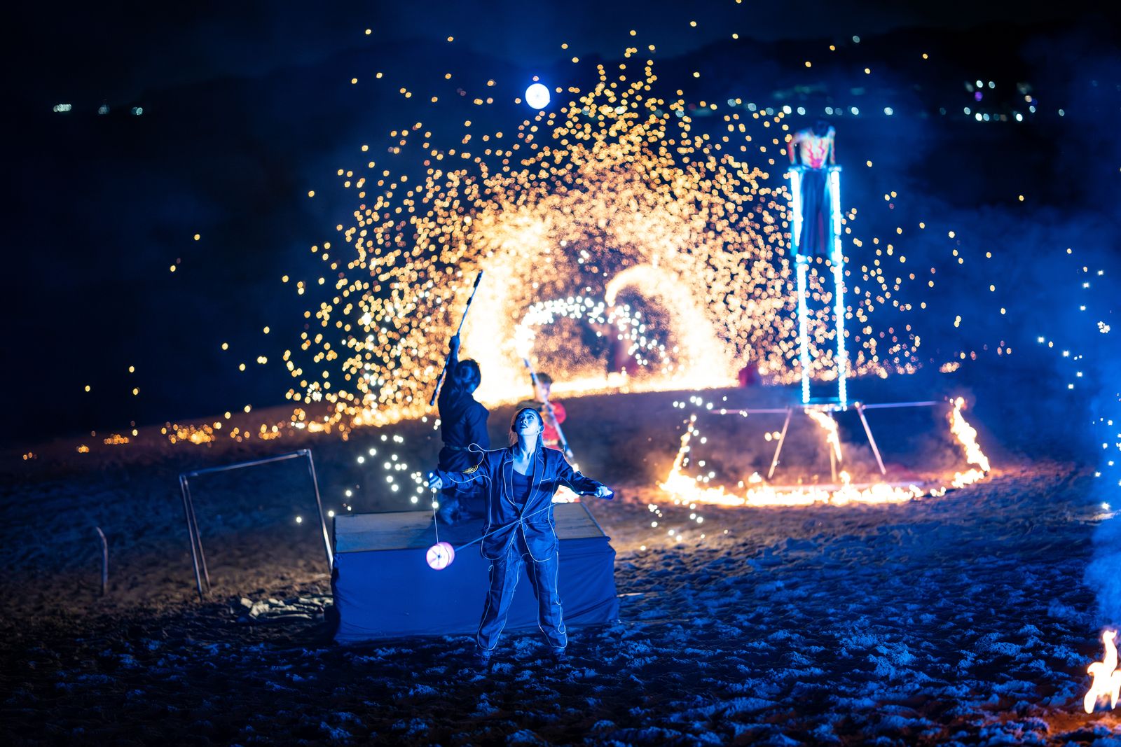 臺灣跨界表演團隊「馬戲之門 &times; 旋舞炎」結合LED光舞、身體劇場與當代馬戲語彙的火舞作品《火嶼光》