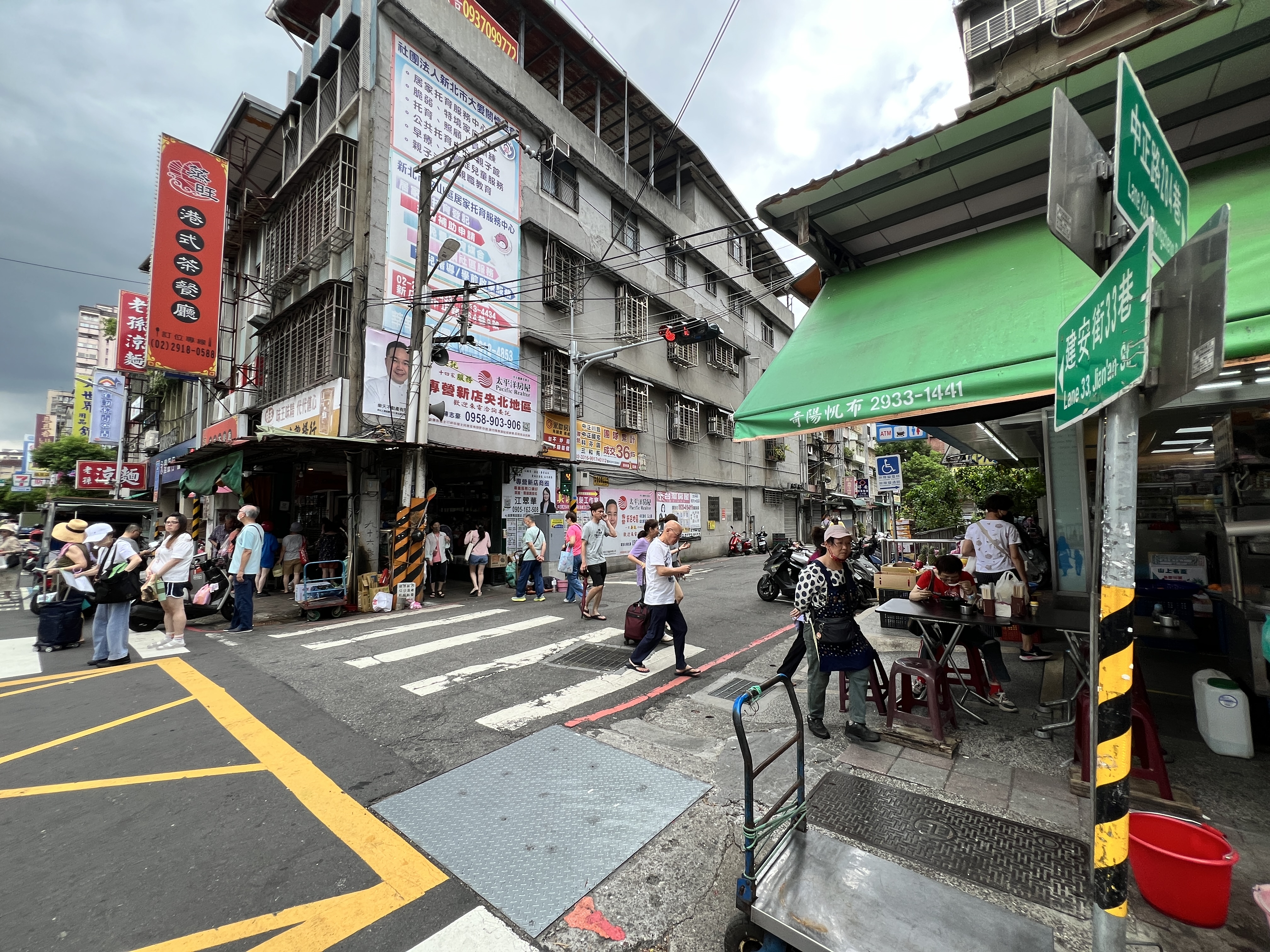 透過號誌管制人車動線分流，提升安全