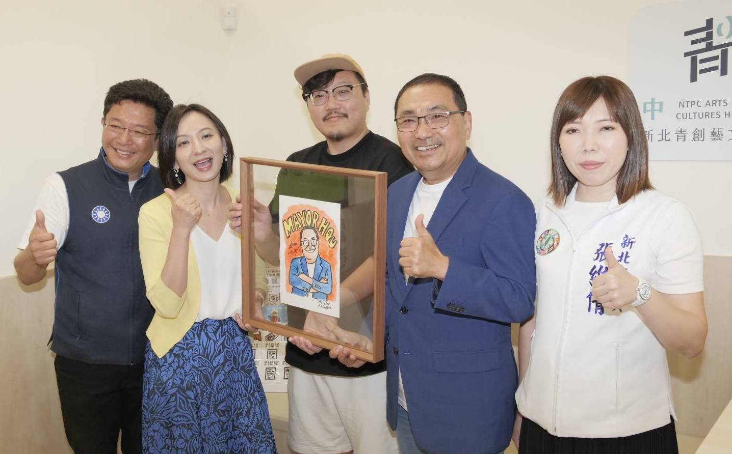 新北青創中和藝文基地邀請插畫家KAIMIN（圖中）現場為侯市長繪製似顏繪。