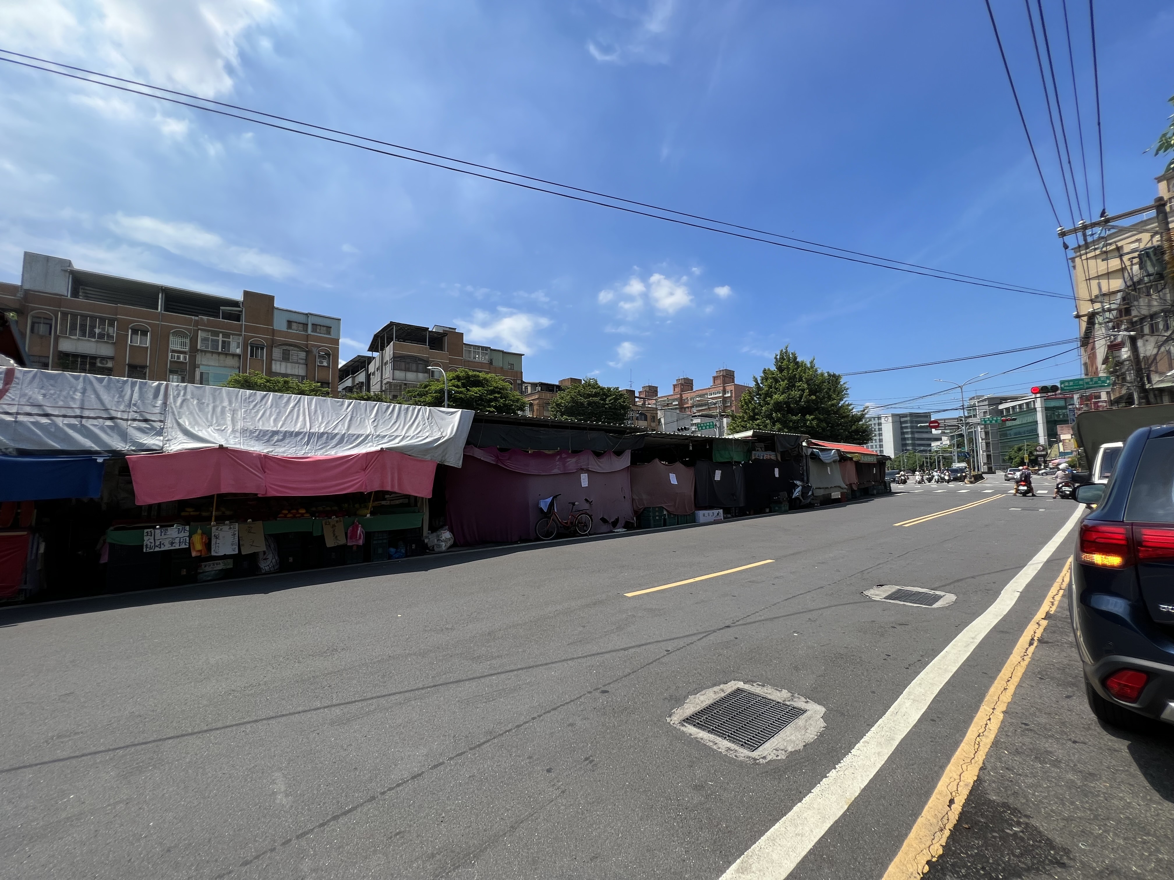 圖說： 樹林區博愛街一處公有土地長期遭鐵皮屋、攤販占用，養工處偕同相關局處排除占用，新增141個汽機車免費停車格，解決車輛違停等亂象。圖為改善前。