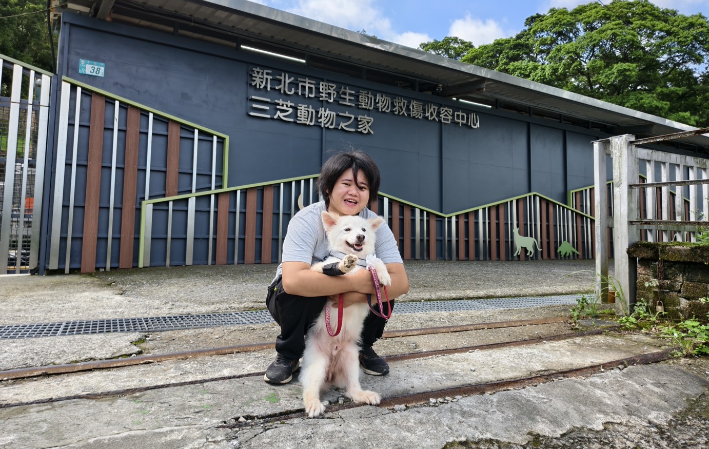 阿吉與動保員葉盈鈞肩並肩爪牽手奔向幸福未來。