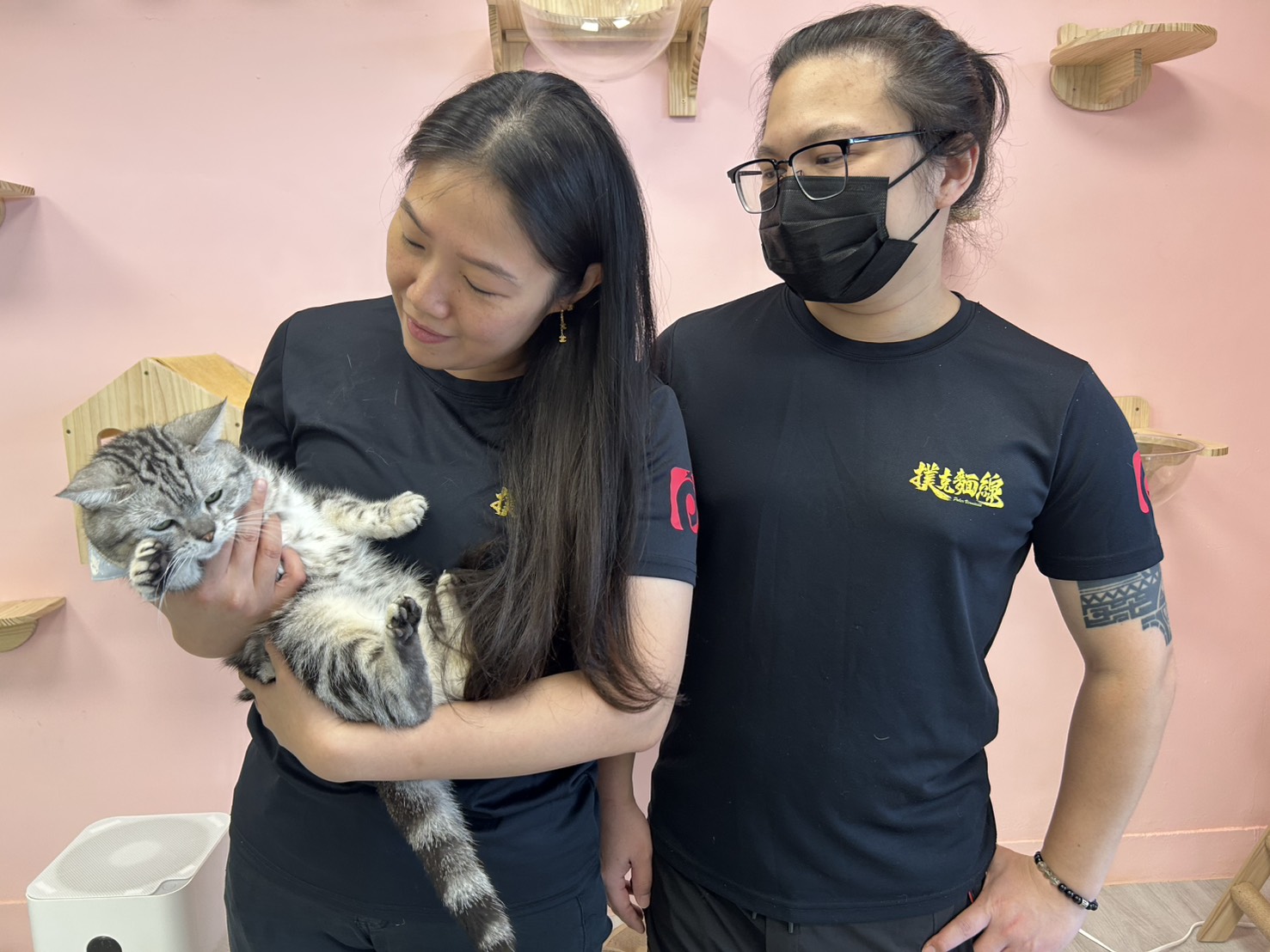  老闆、闆娘及店貓寶寶。