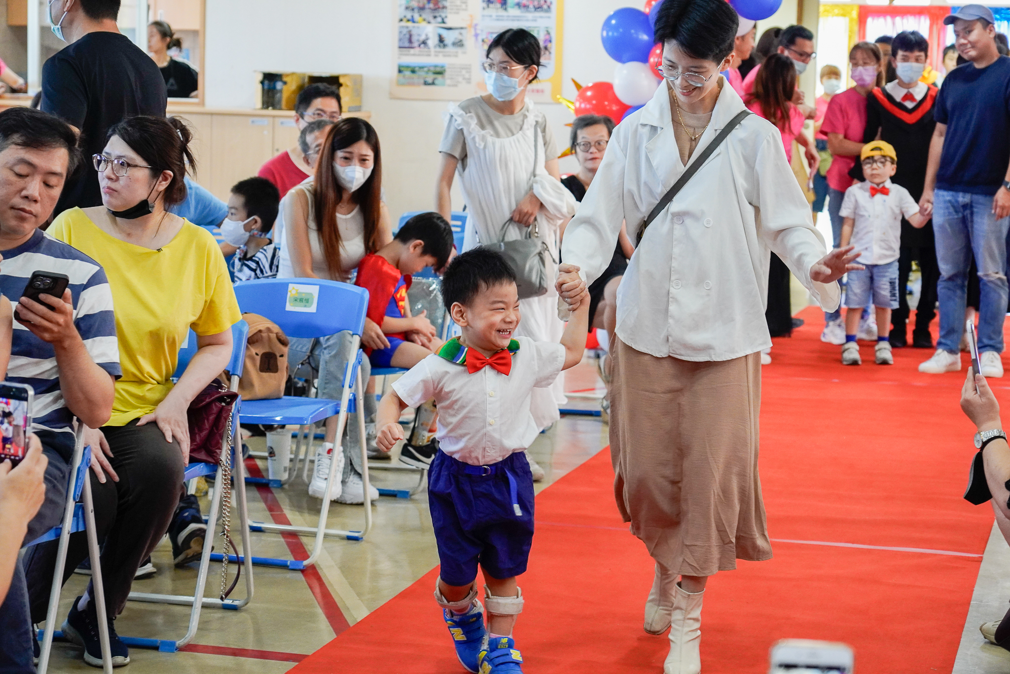 慢飛天使開心的走上畢結業會場的紅毯