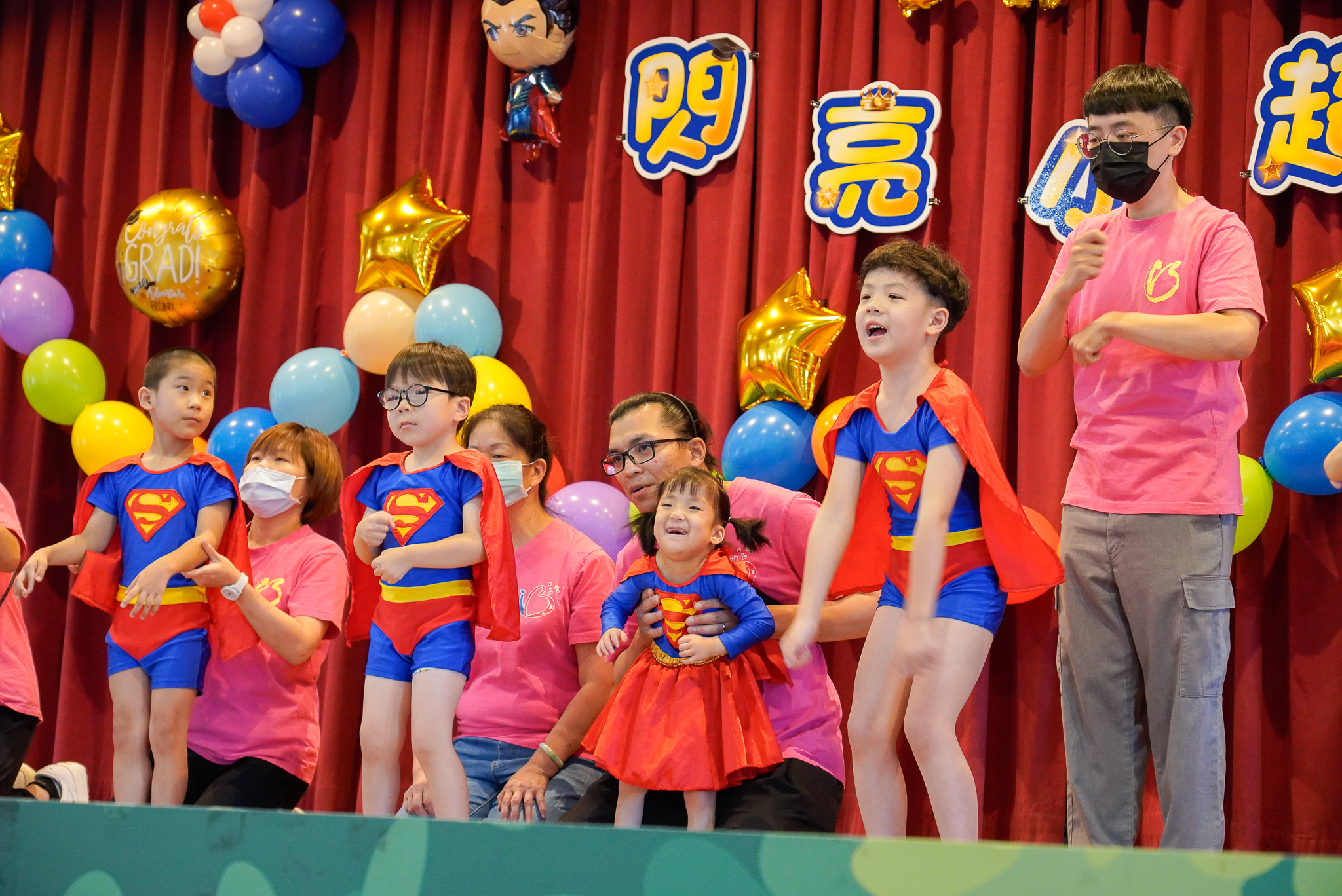  慢飛天使穿著小超人的披風表演，贏得全場熱烈掌聲