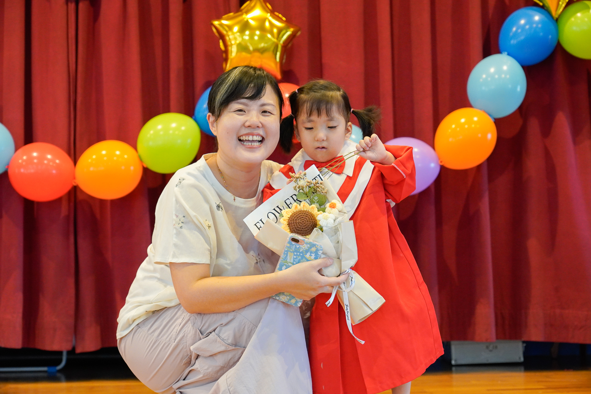 熙熙送花束給媽媽 媽媽非常的開心欣慰