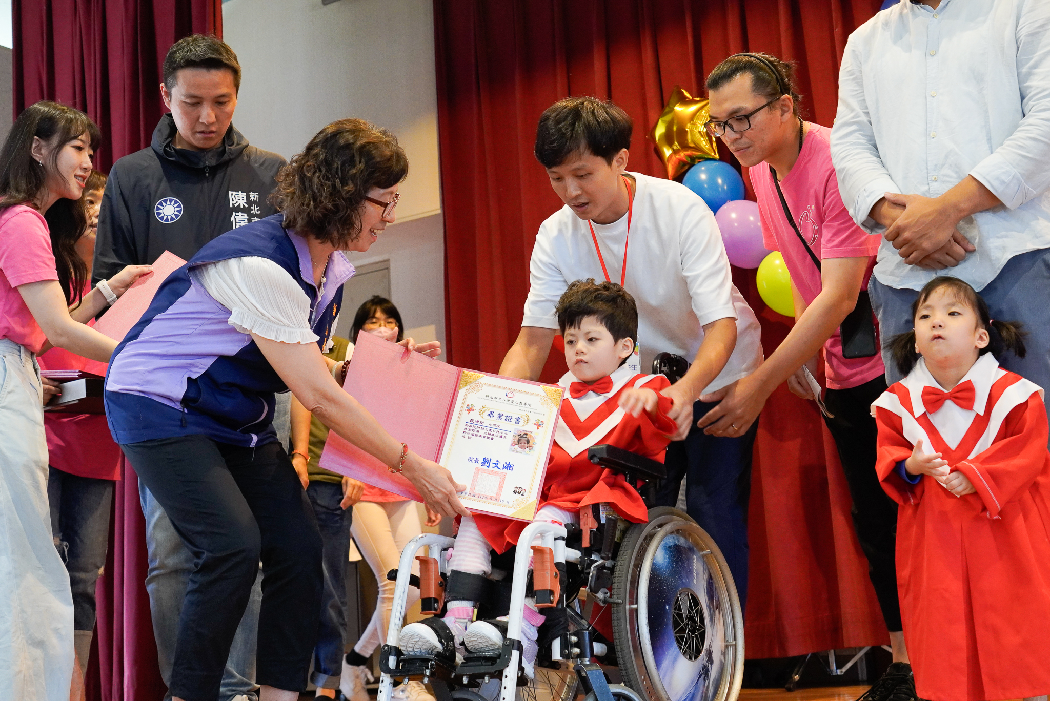 社會局副局長許秀能（左）頒贈畢結業證書給慢飛天使