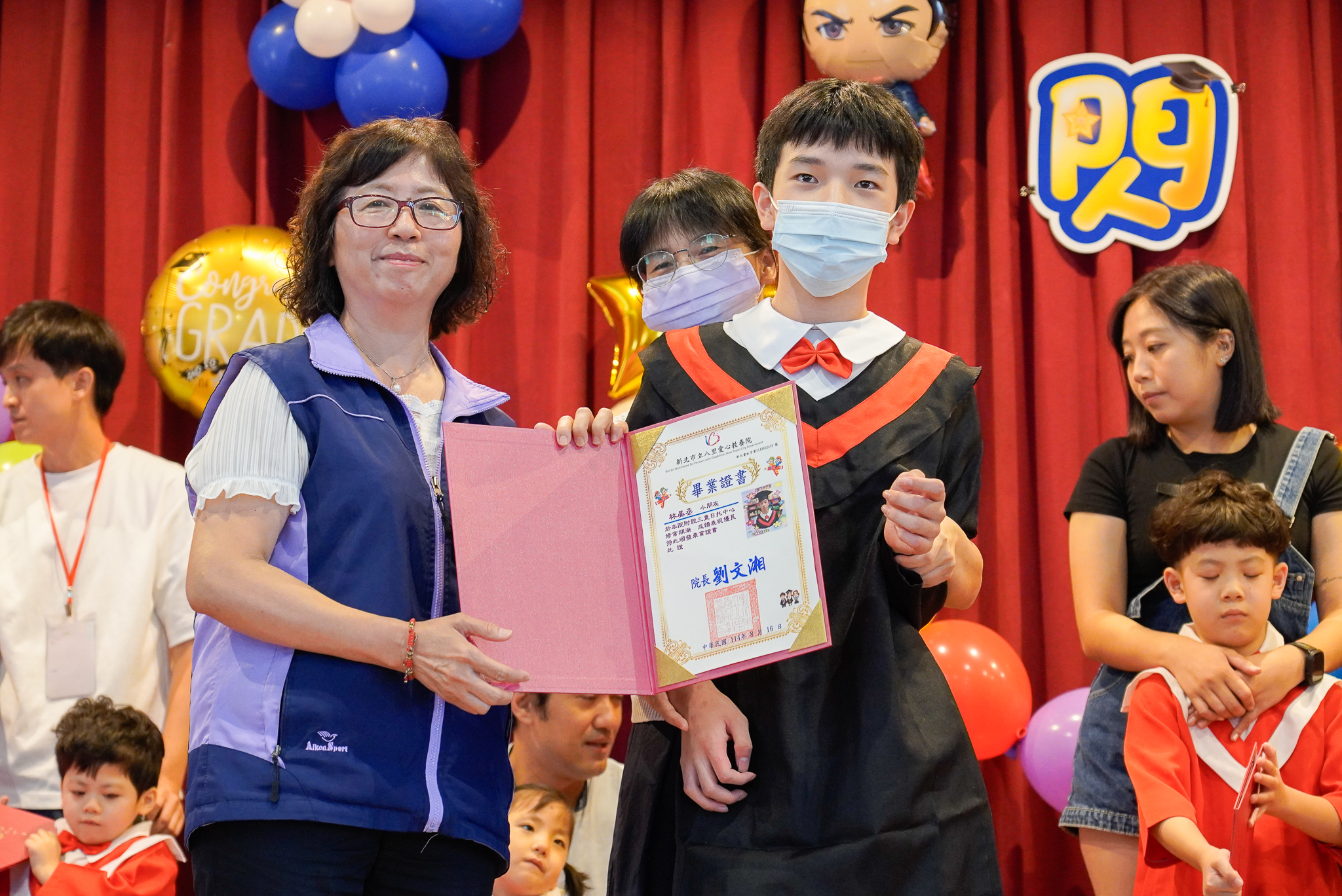 社會局副局長許秀能頒贈畢業證書給孩子