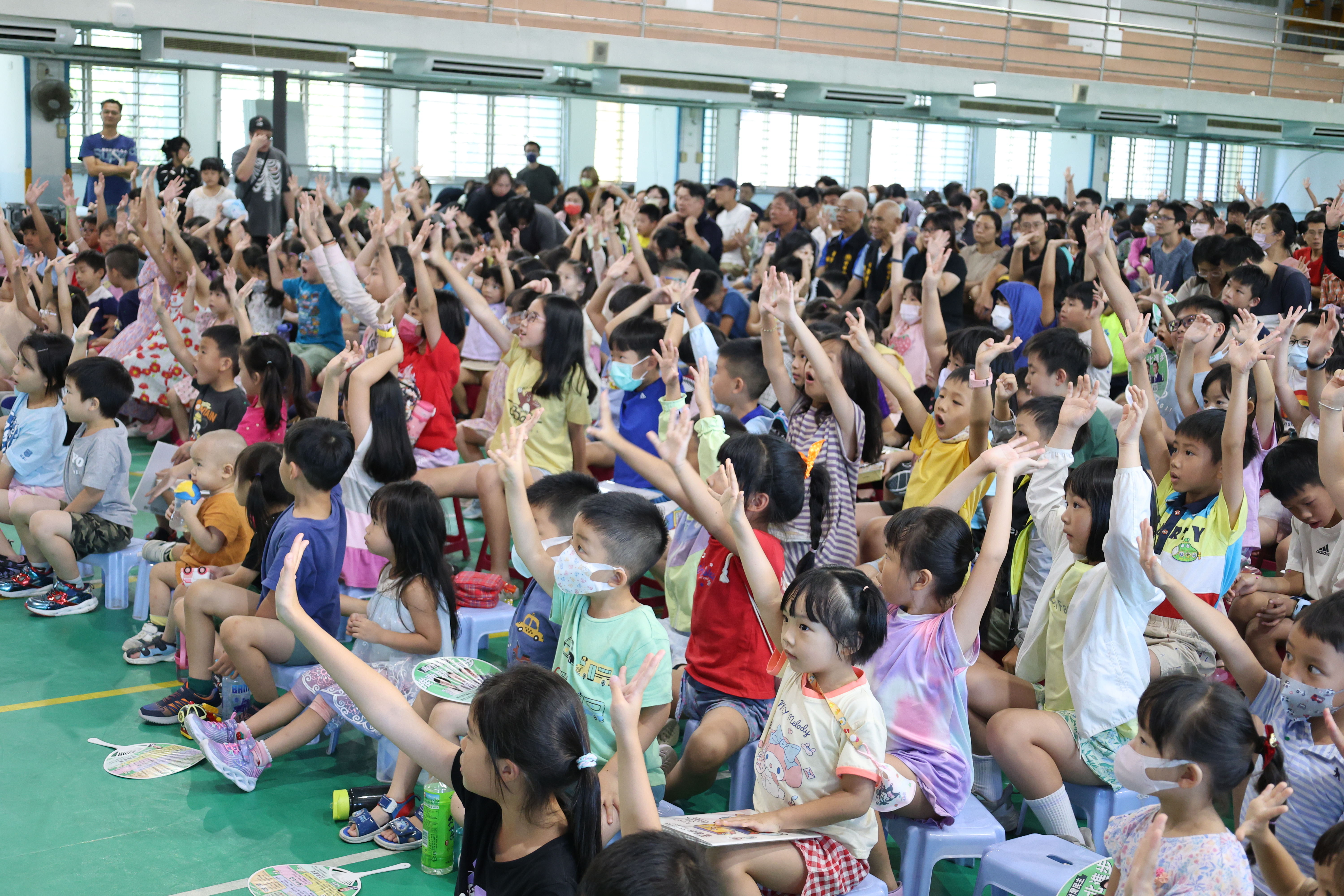 小朋友跟著台上劇情互動