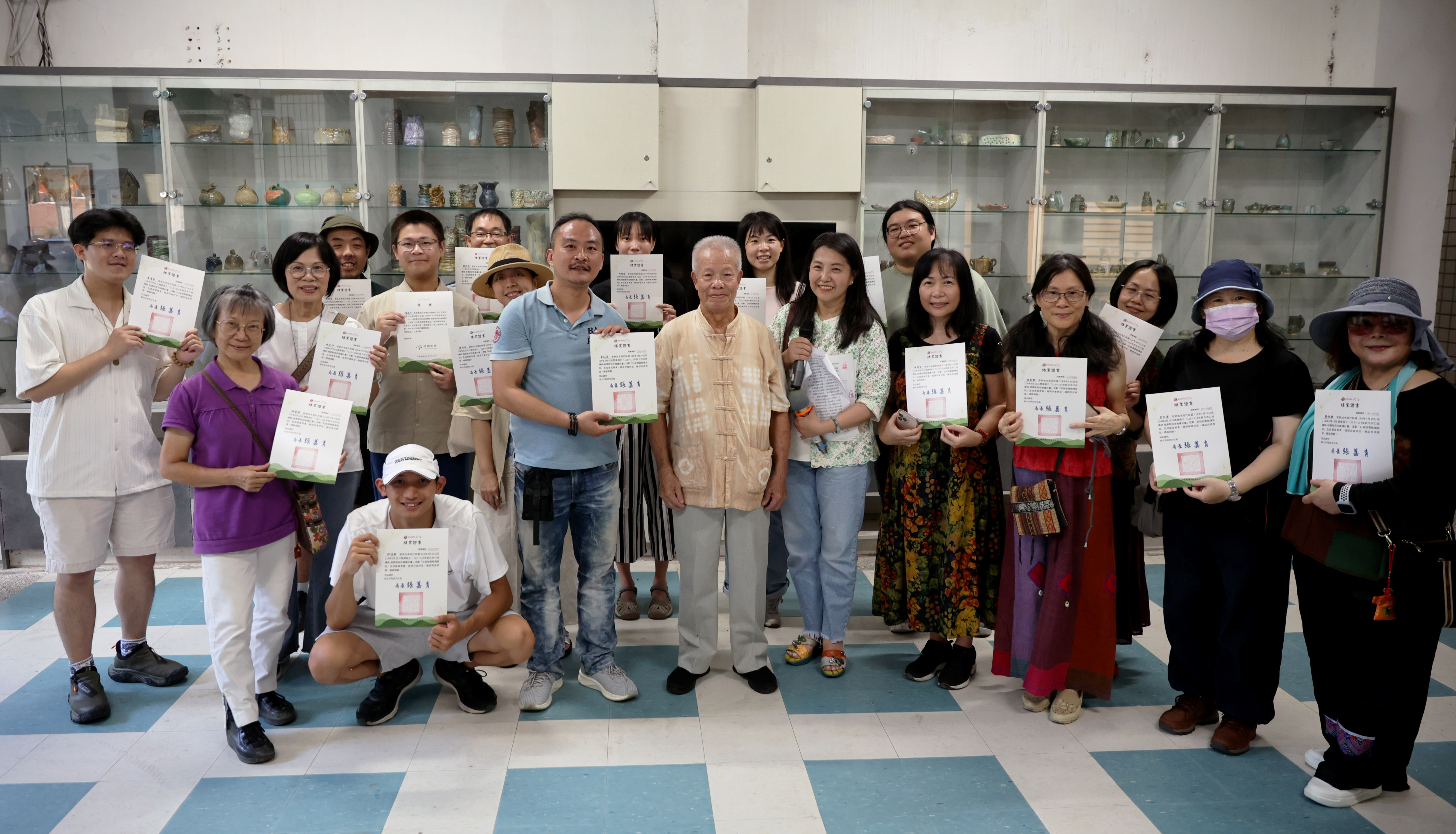 經過長達4個月不間斷地學習與演練，口述傳統「相褒歌」學員們獲得結業證書，與保存者陳好夫藝師合影