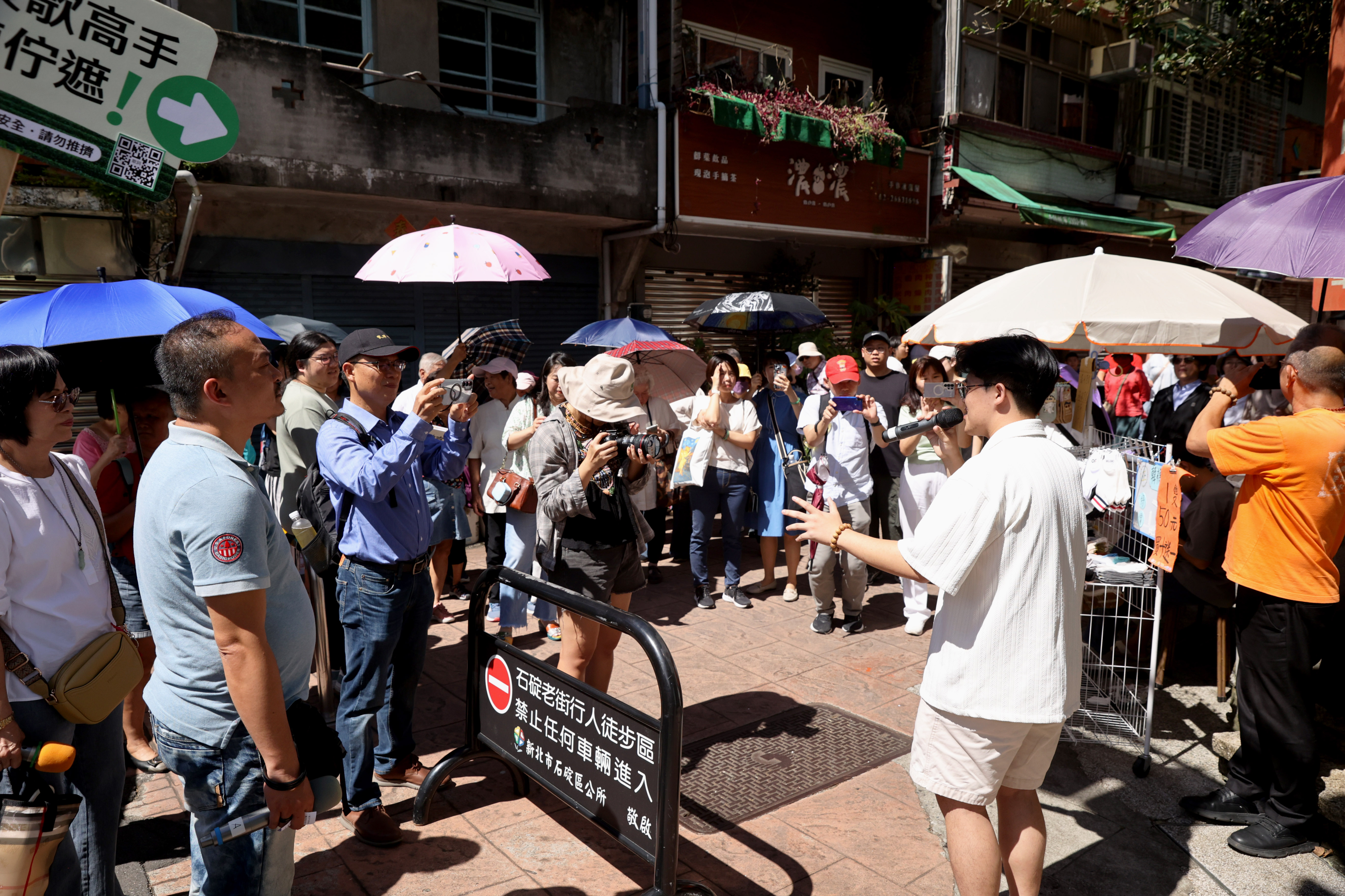 相褒歌傳習班學員於石碇老街演唱在傳習班創作的相褒歌