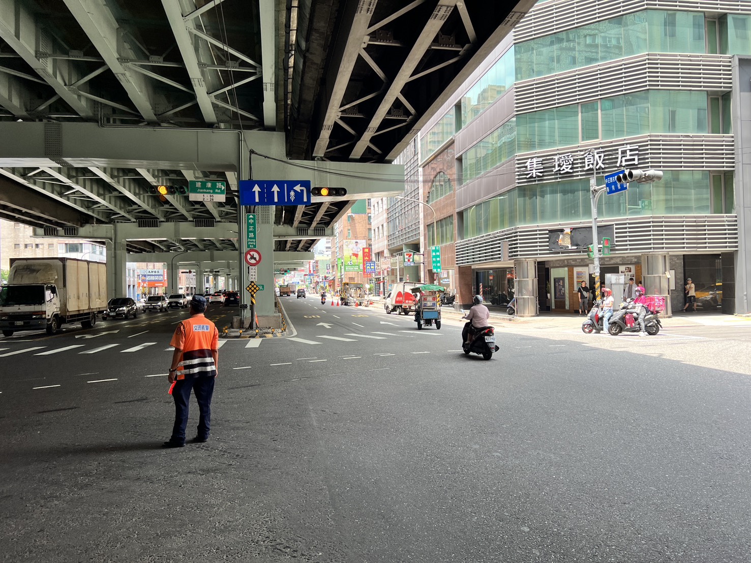 試辦中正路、建康路口往板橋方向內側車道開放右轉