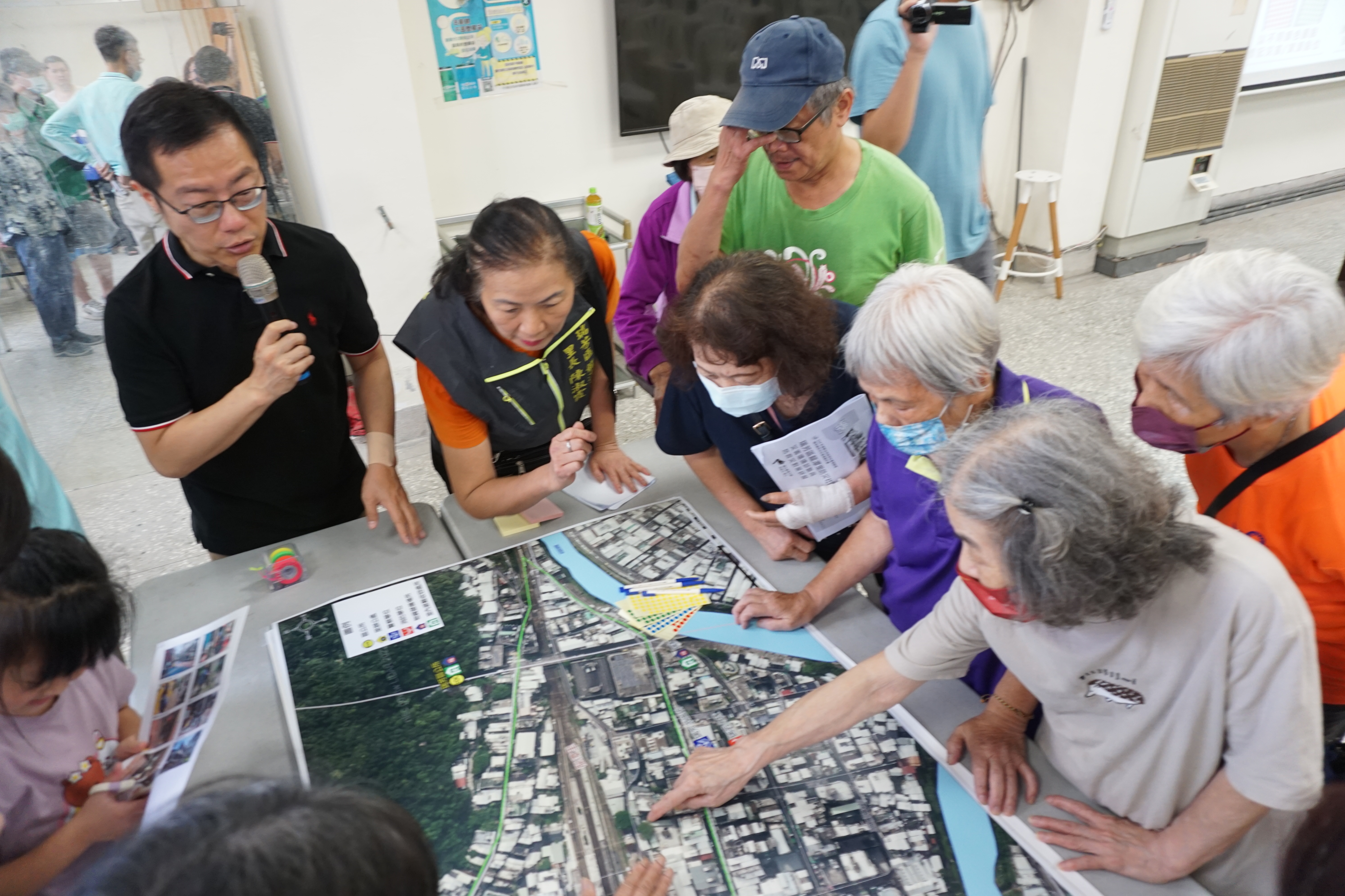 龍潭里長陳淑霞(左2)與里民一起製作社區環境診斷地圖