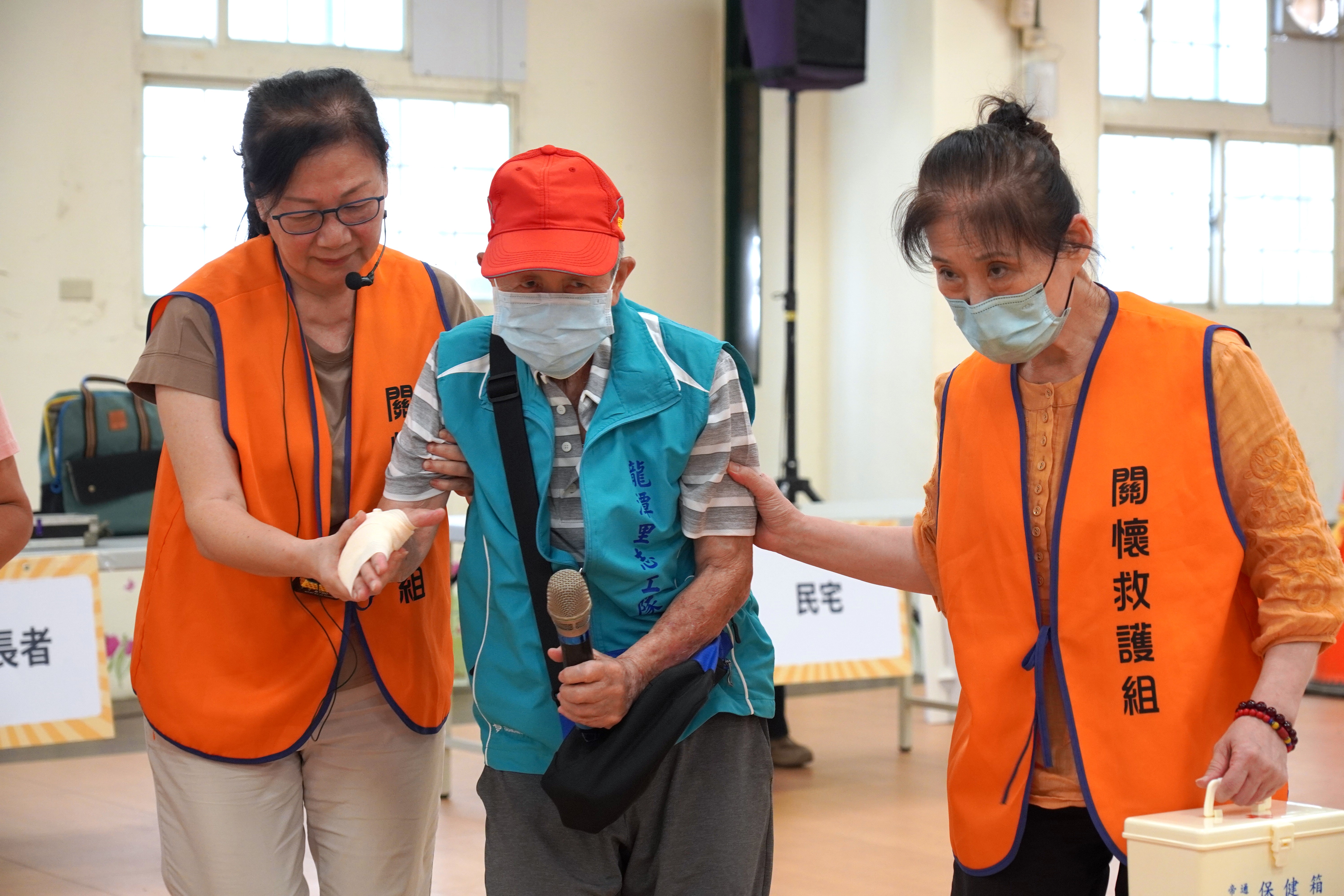 瑞芳區龍潭里居民模擬面對災害後應變流程