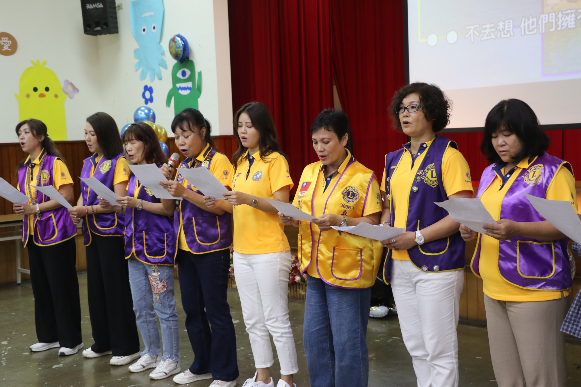  真善美獅子會全體會員上台引領大家唱「隱形的翅膀」，祝福每位星兒勇敢翱翔、追求夢想。右4為分區主席鄭伊珊，右3為會長薛慧儒。