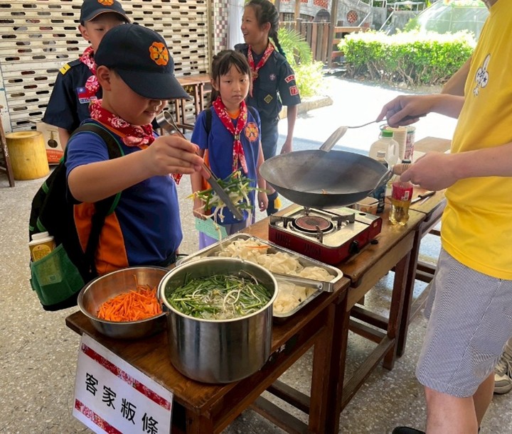 3.為更貼近客家傳統美食文化，讓學童們體驗製作客家板條！