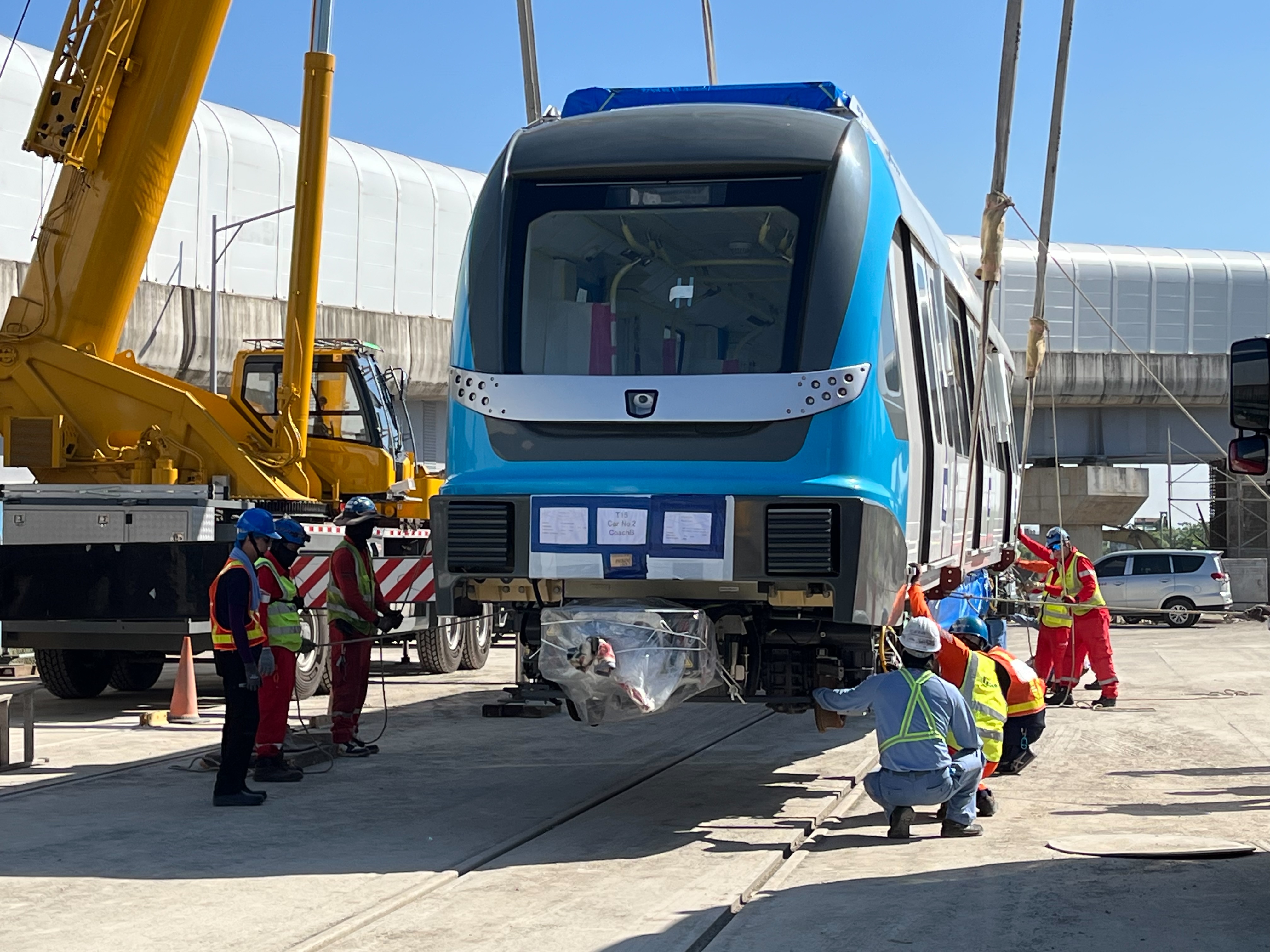 工程人員進行列車接收檢查