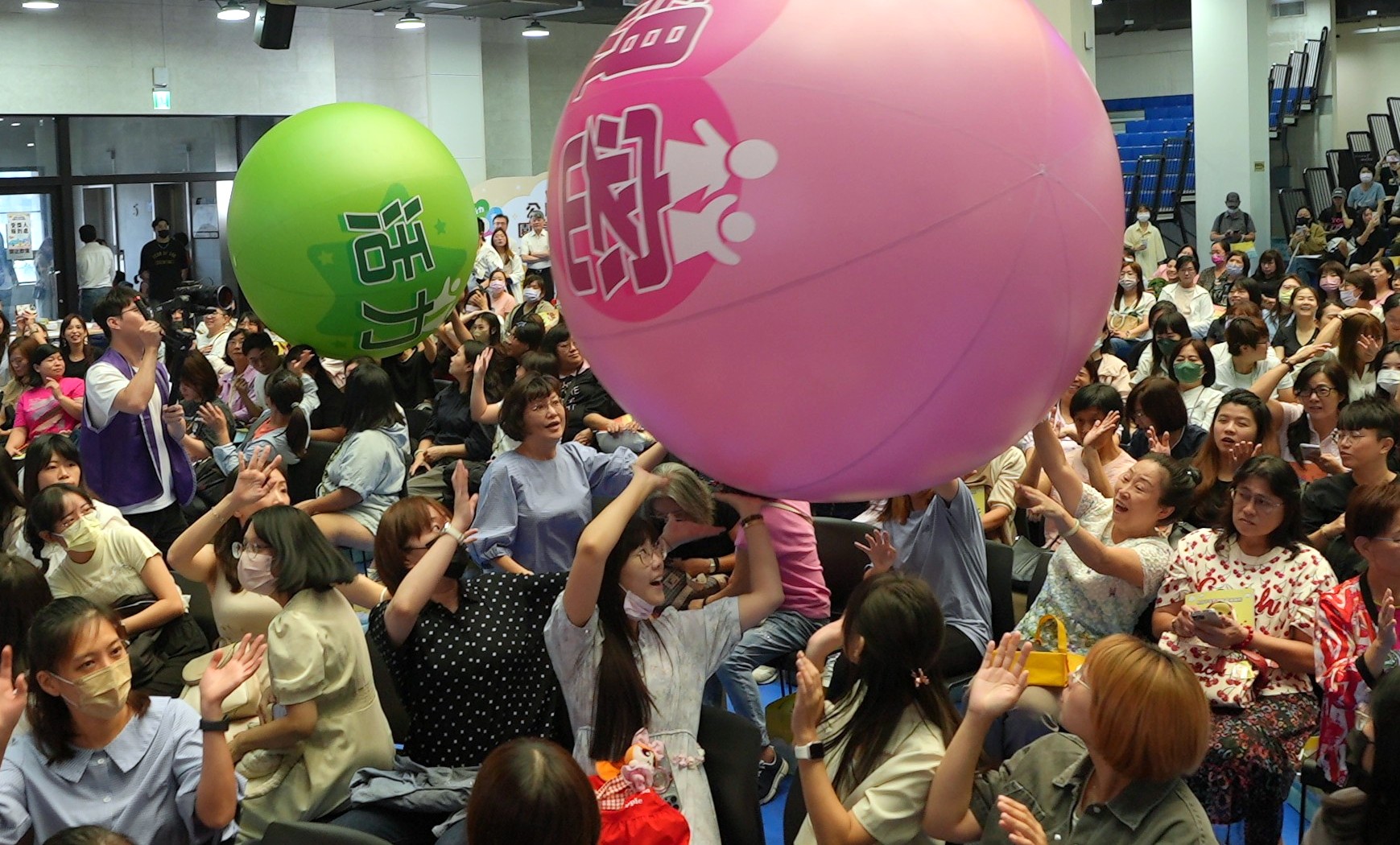 現場千人傳球儀式，宣示打造多元、創新、智慧、安全的學習環境