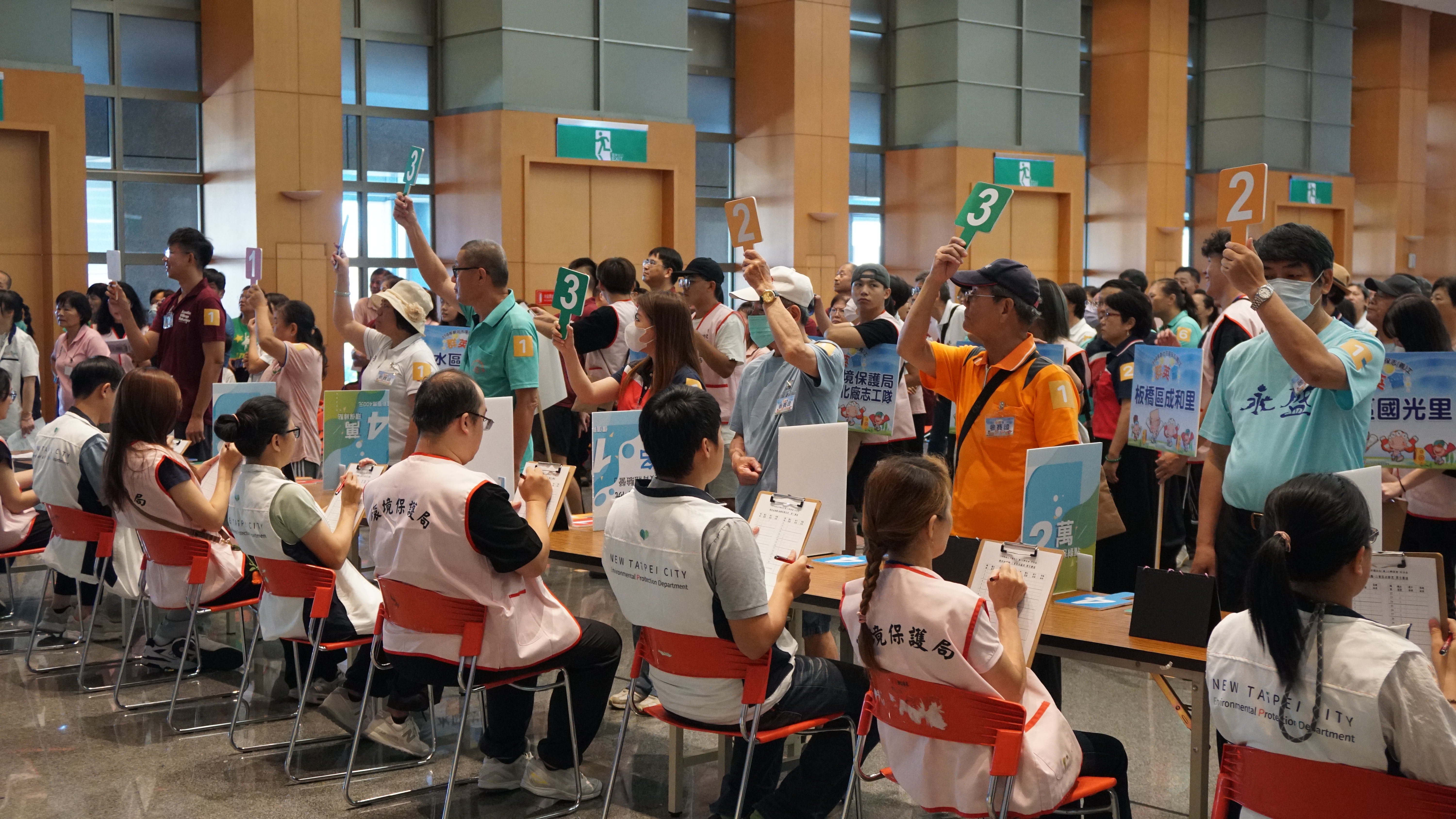 「環保金頭腦」以四選一題型考驗志工們的環境知識及反應力