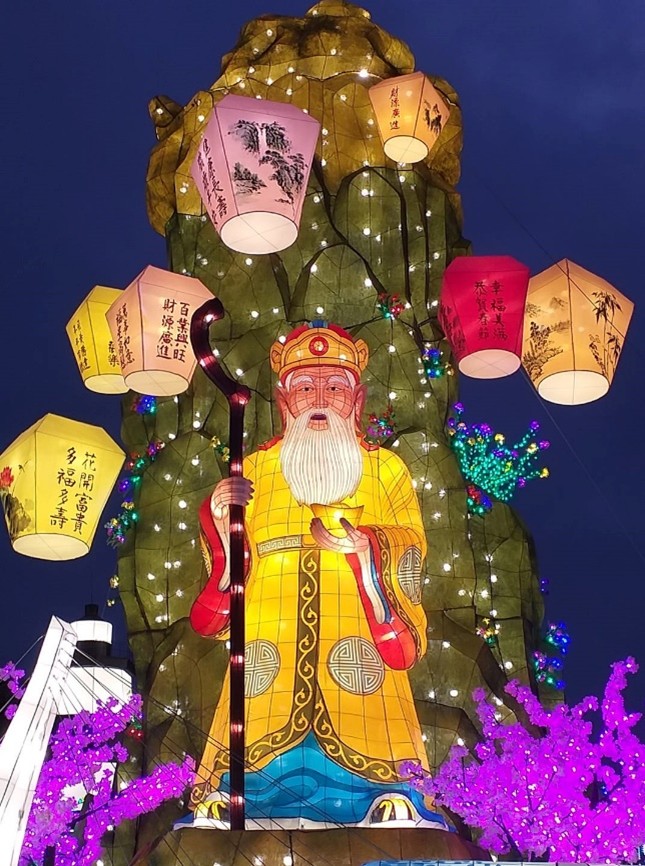林健兒藝師於2020新北燈會展出的作品《新北十景》採360度全視角設計，融入烘爐地土地公、平溪天燈、淡水漁人碼頭情人橋等十大新北特色景點及意象。