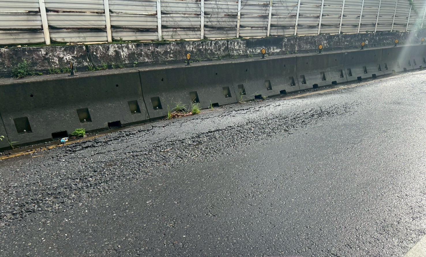 圖說： 養工處8月26日晚間10時至隔天清晨6時辦理汐止貨櫃車聯絡道銑鋪工程，施工期間封閉汐止貨櫃車聯絡道往五堵方向汽車道高架橋，請用路人配合交管人員指揮通行。