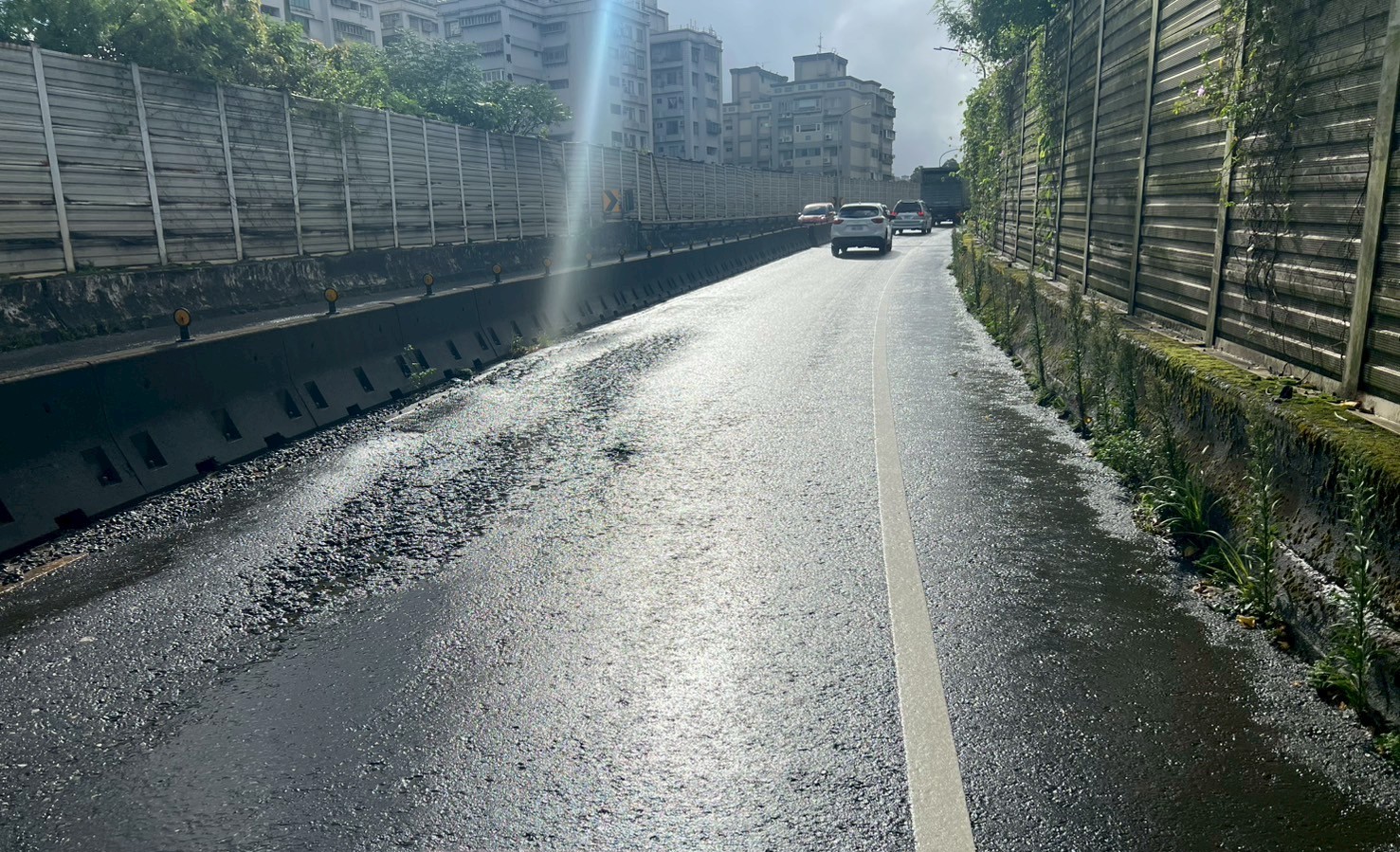 圖說： 養工處8月26日晚上10時至翌日清晨6時辦理道路銑鋪工程，封閉汐止交流道銜接汐止貨櫃車聯絡道往五堵方向汽車道，提醒用路人行經工區注意安全。