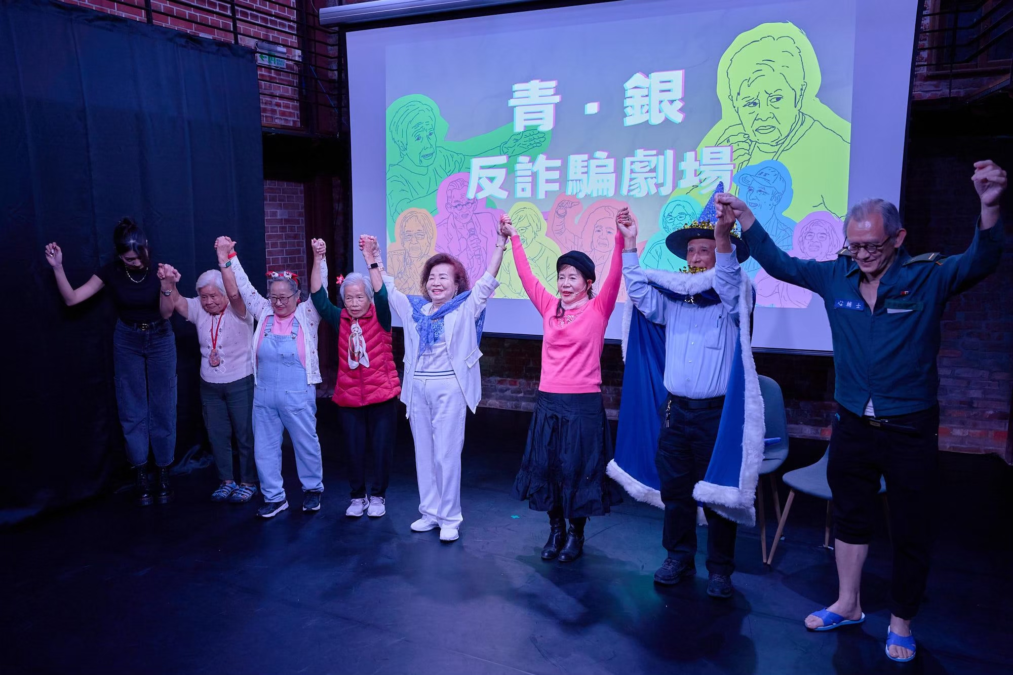 《菜市仔人生》重頭戲由23位60歲以上素人長輩，擔綱演出幽默的反詐行動劇，邀民眾在沉浸式氛圍中學習防詐知識(圖為排練花絮)