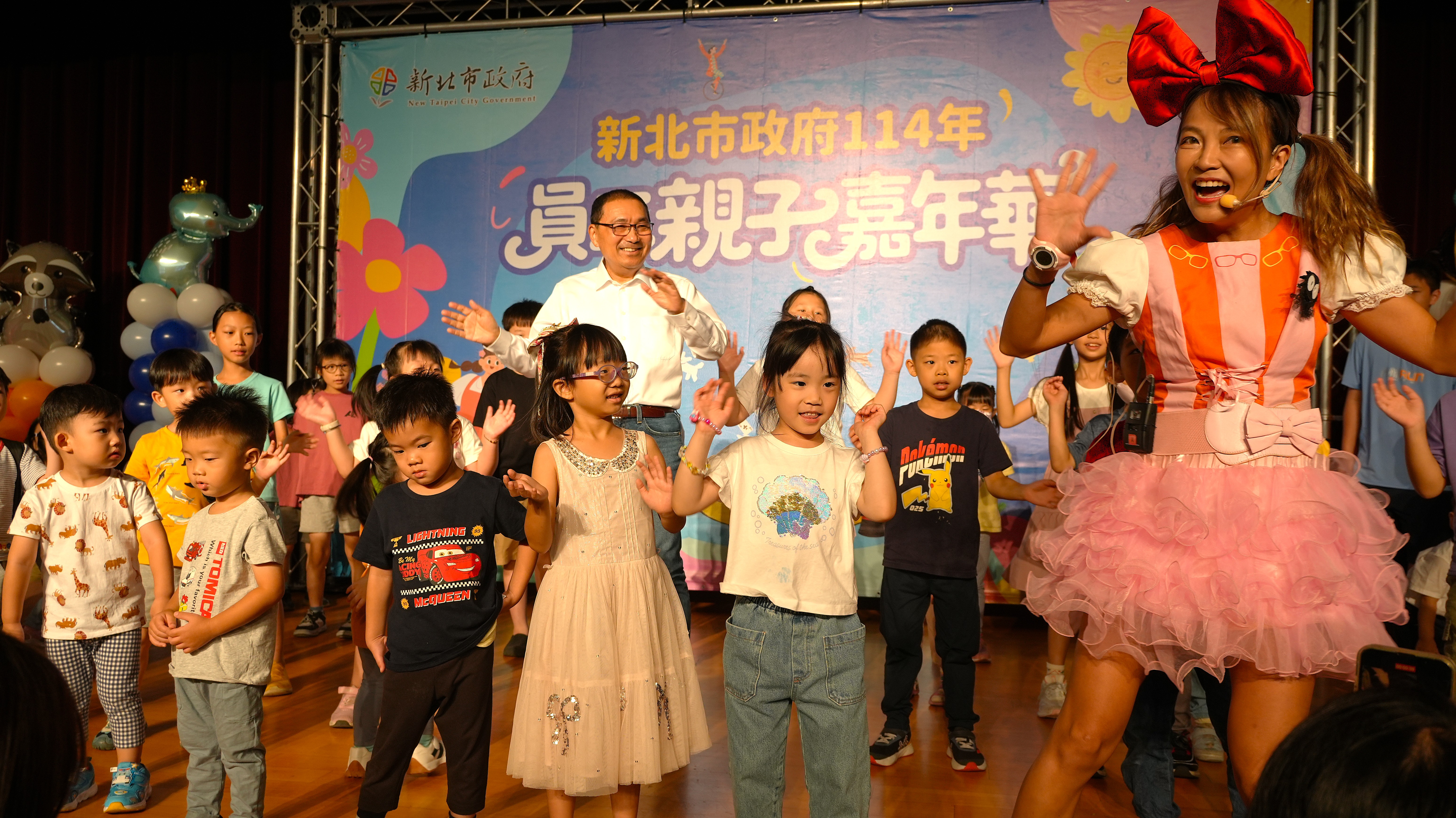 員工親子嘉年華侯市長(中)與小朋友一起唱跳律動