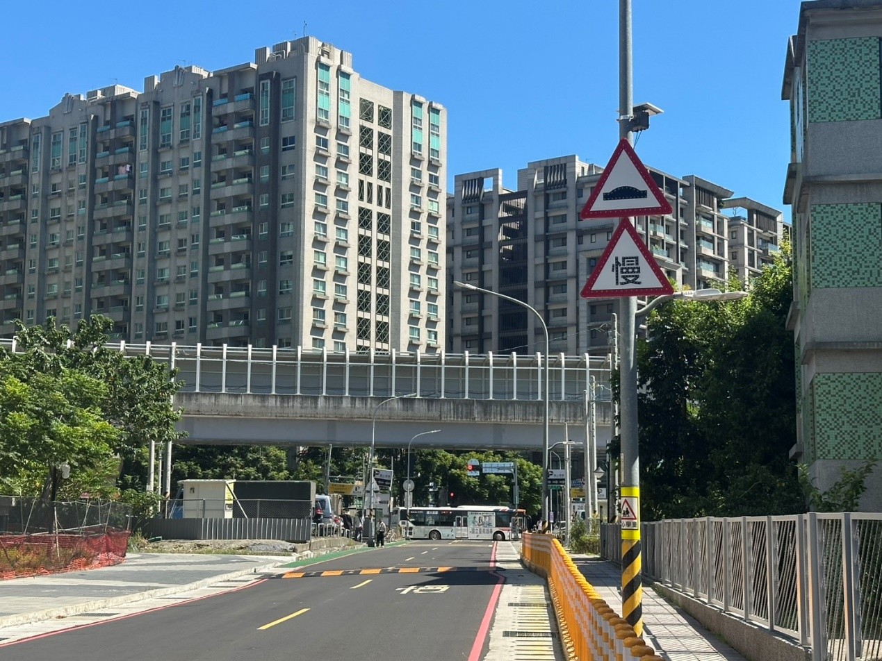 北大國小國成街已增設減速丘與太陽能警示標誌