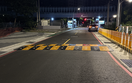 減速丘路段夜間照明充足