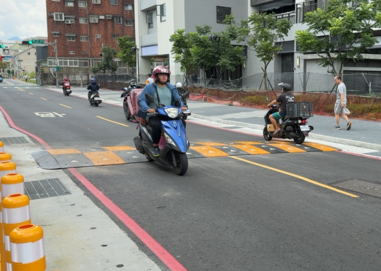 車輛行駛減速丘時應減速慢行