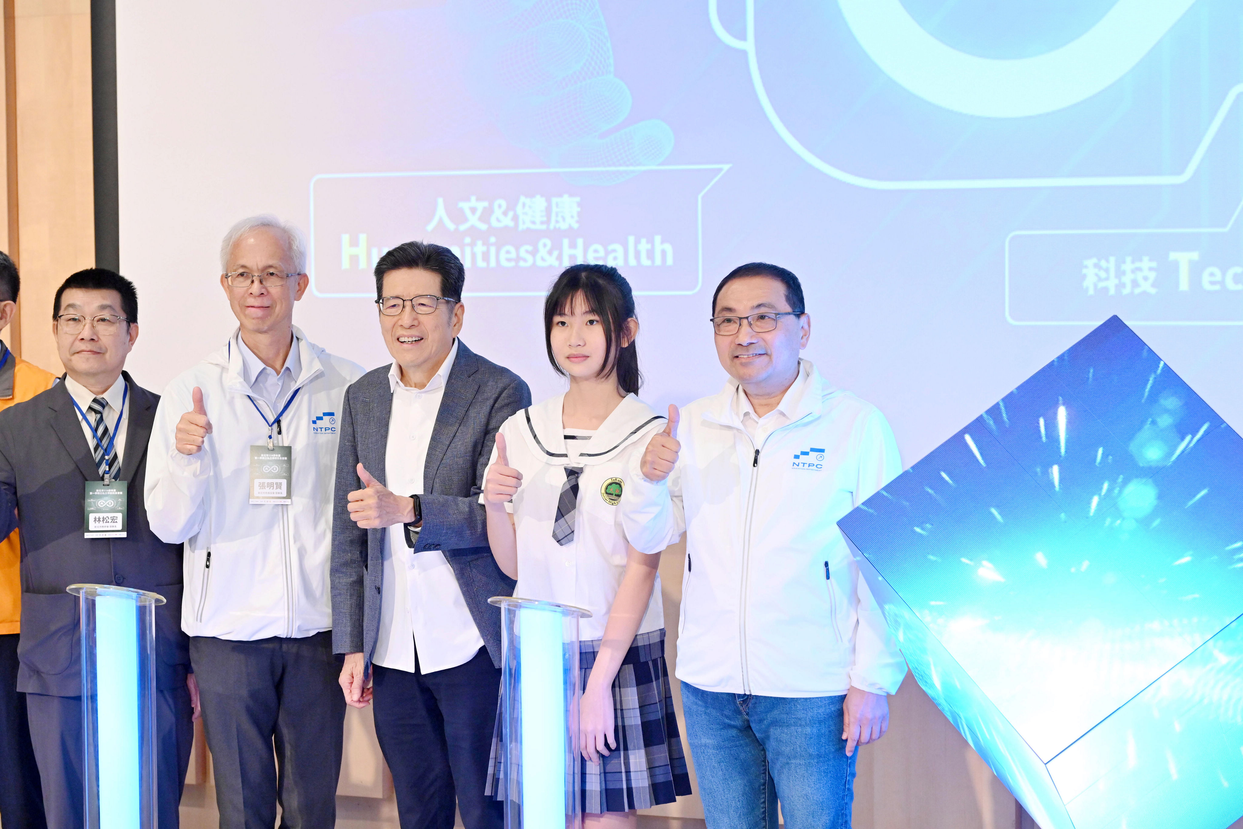 侯友宜宣布將以在地MIT（Made in Taiwan）到國際MIT（麻省理工）跨國啟動全國首創「AI素養教育三年計畫」。
