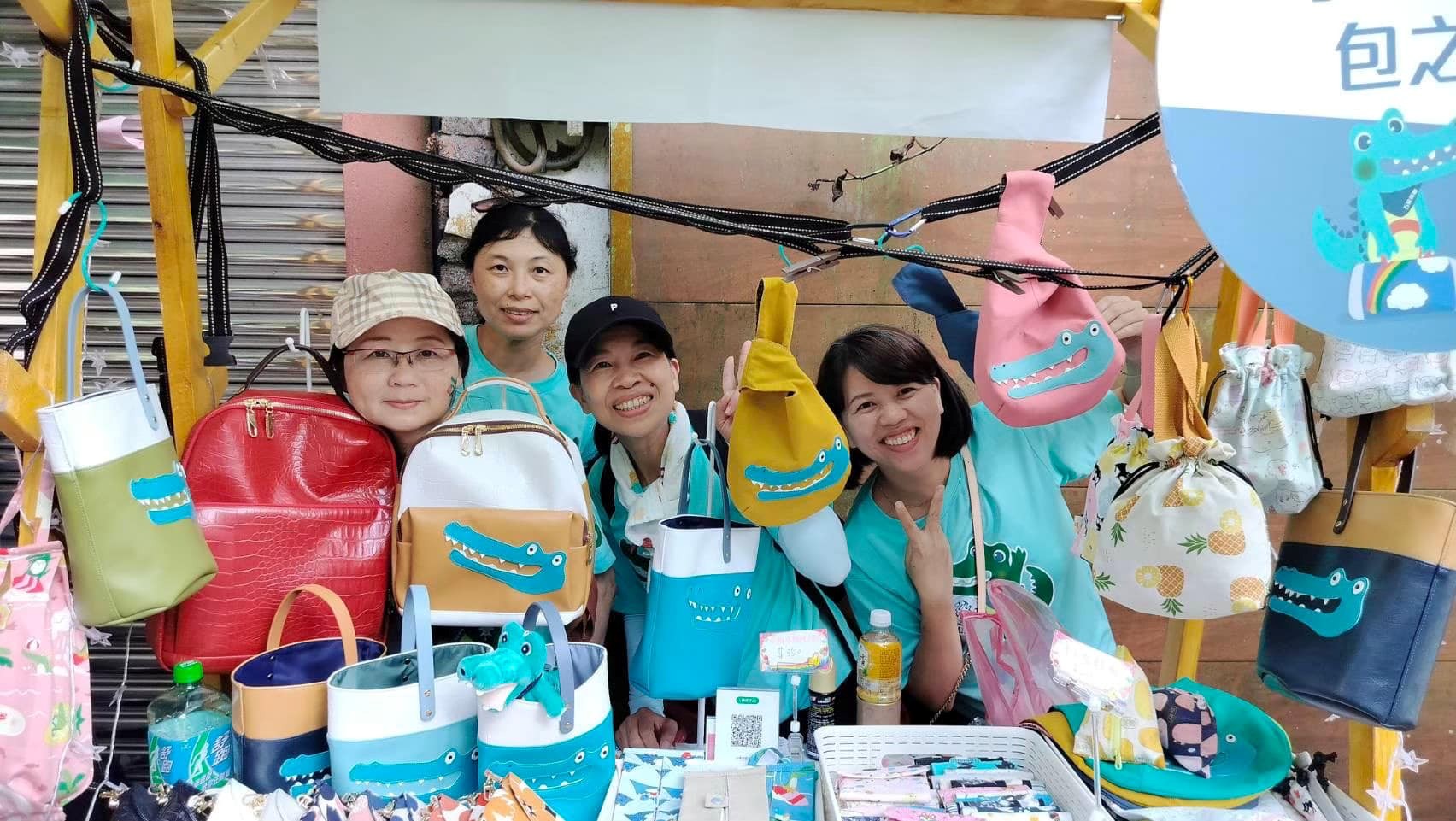  民眾完成闖關任務集章兌換社區好禮如石碇烏塗社區手工束口袋