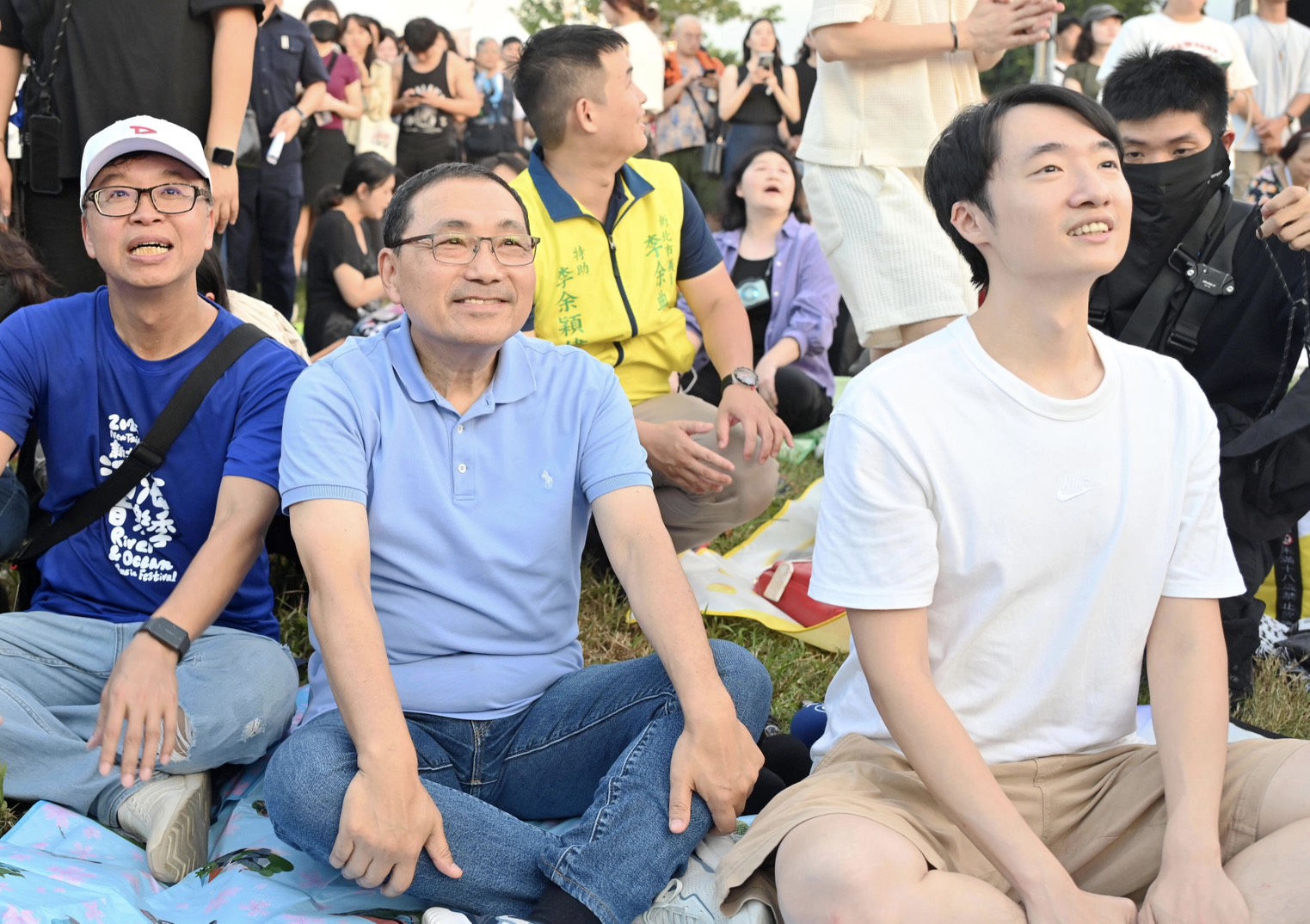 侯友宜與民眾一同欣賞韓國樂團cotoba精彩演出，感受夏日音樂的魅力。