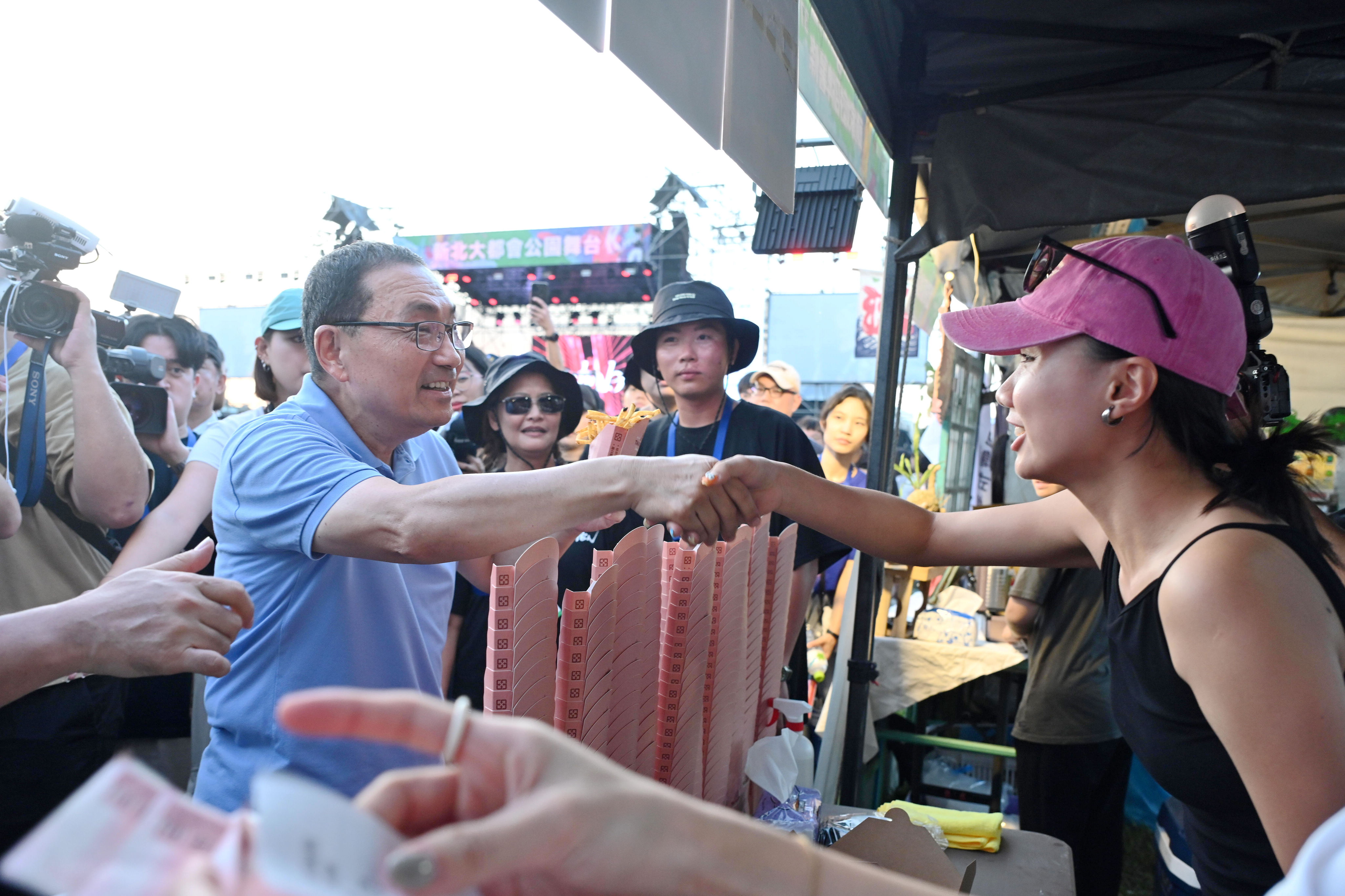 除打造大小雙舞台，讓民眾享受「跑台」樂趣，現場也有豐富多樣的美食市集進駐。