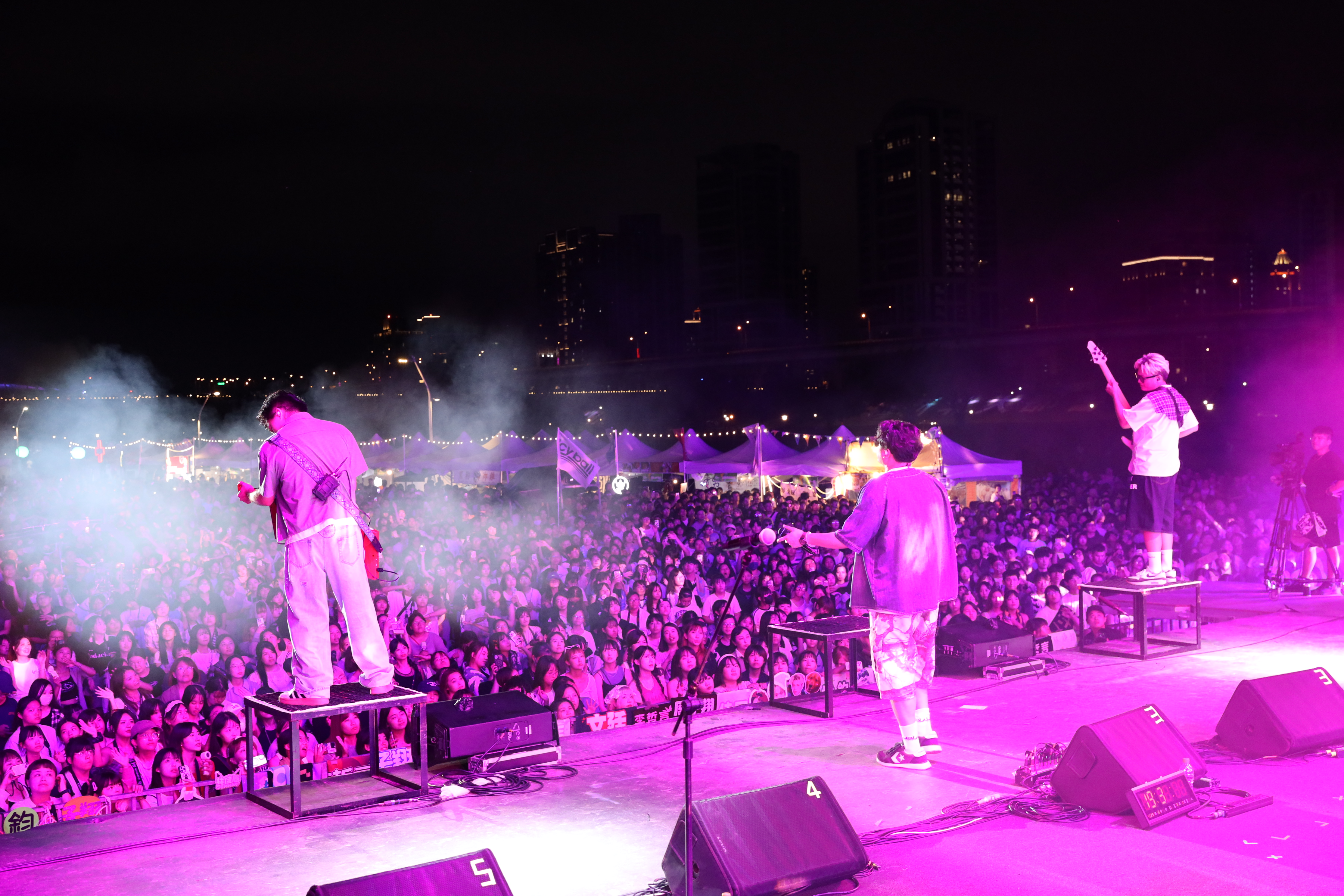  「icyball冰球樂團」以R&B、Disco等經典曲風為基調，巧妙融入復古電子元素，營造出節奏感強烈且富有律動性的樂曲。