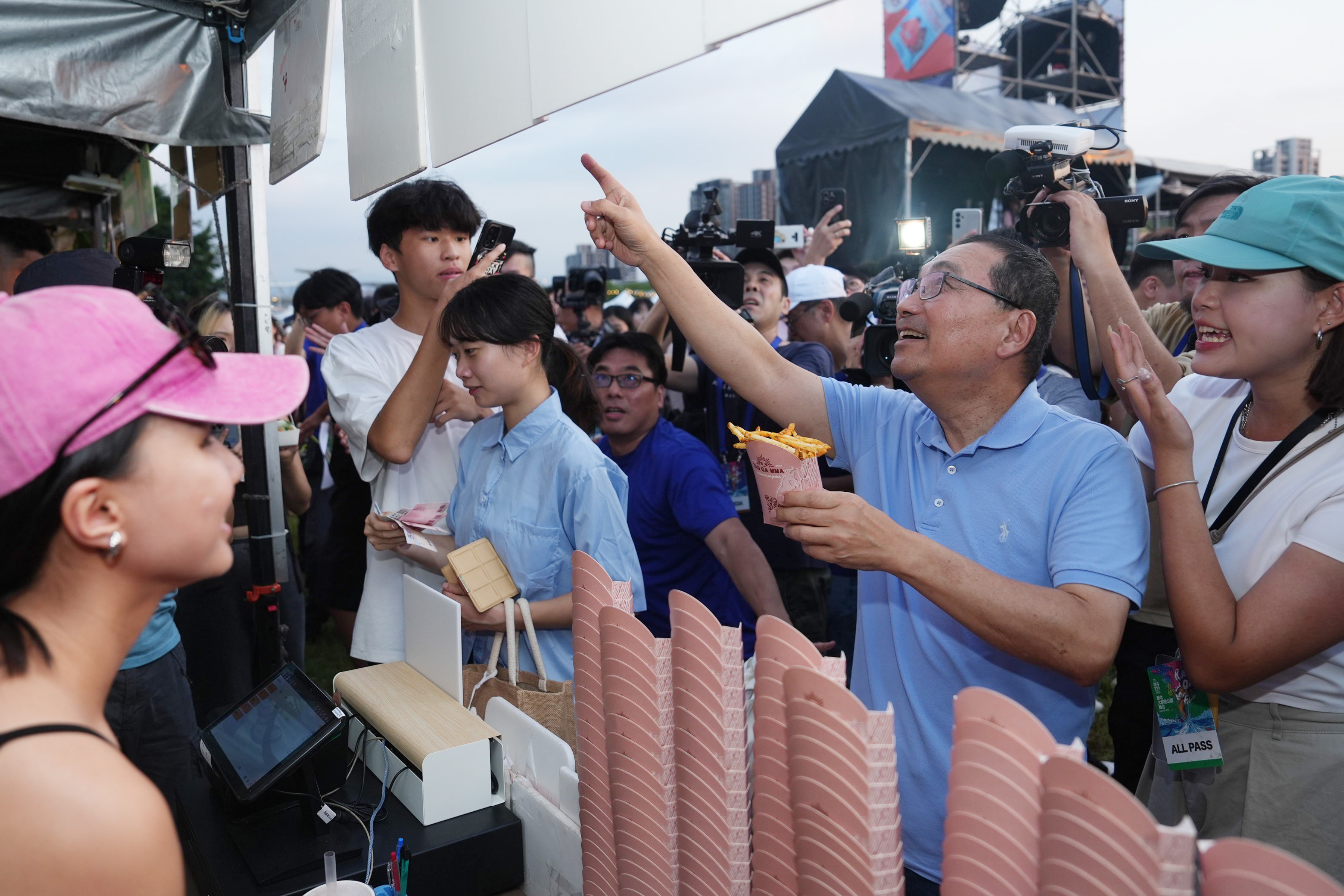 現場進駐多樣豐富的市集美食，新北市市長侯友宜也特別至攤位體驗。