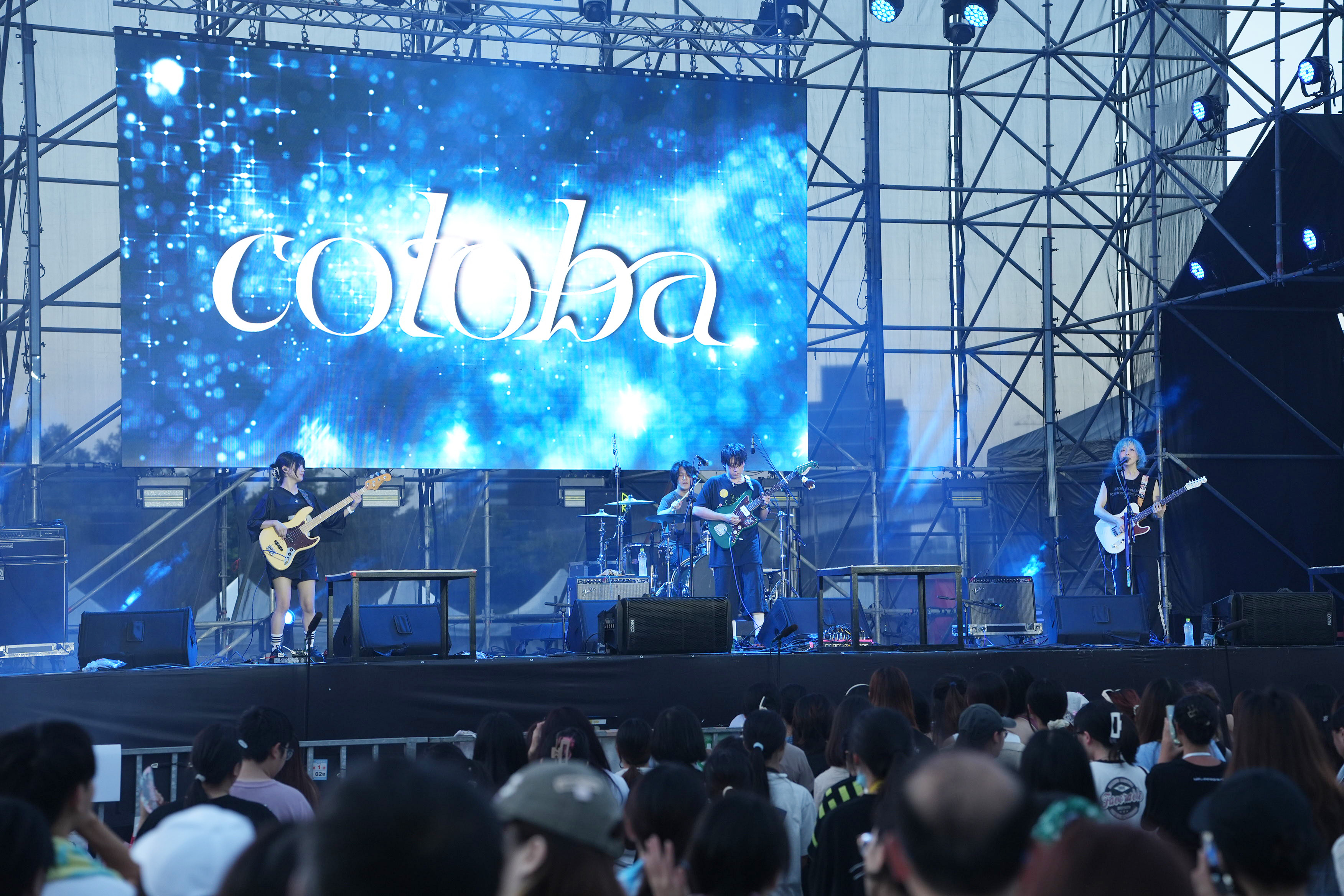「cotoba」以清澈的吉他音色、迷人的低音和節奏明快的鼓聲，創造出如原始渴望般的音樂語言。