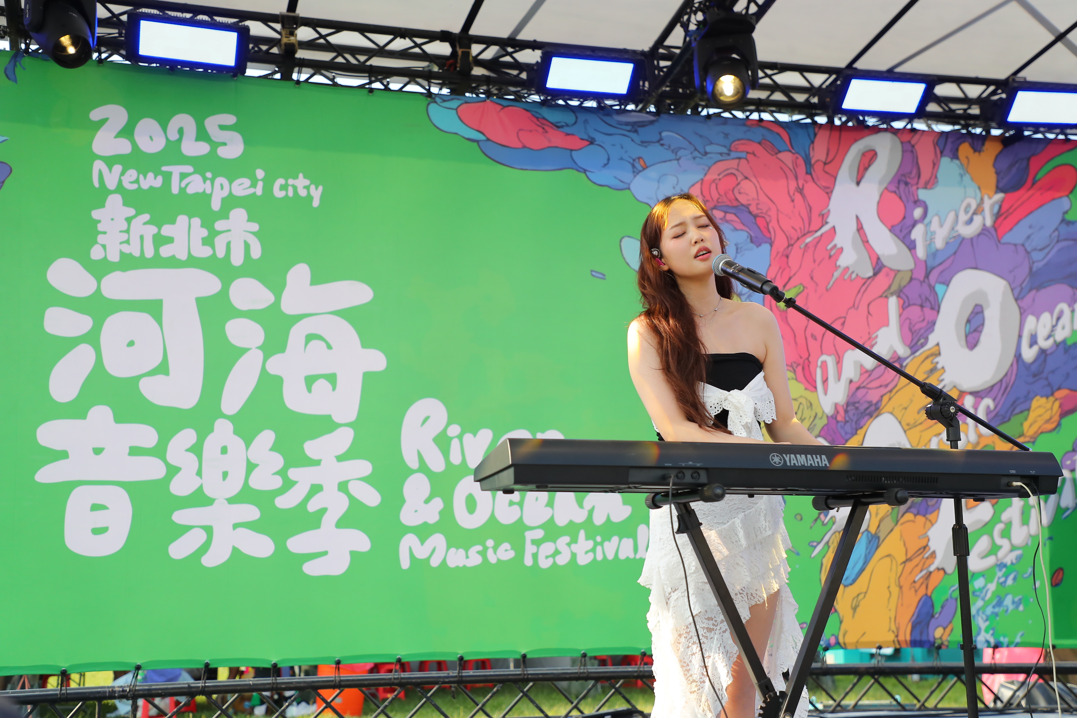 小舞臺由剛推出新作的「Angie安吉」率先登場。