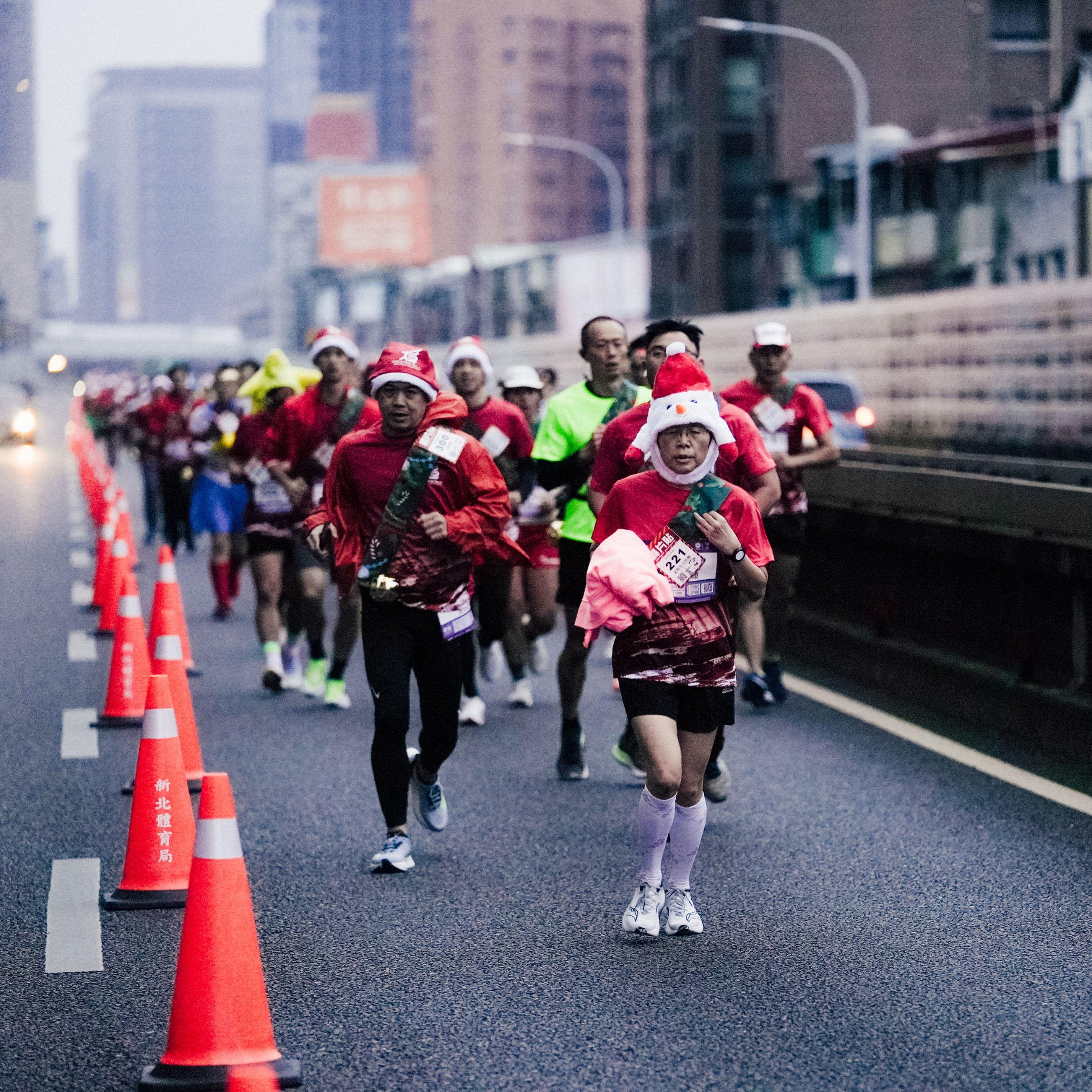 耶誕馬第一棒跑者跑上華翠大橋(圖為2024活動照)。