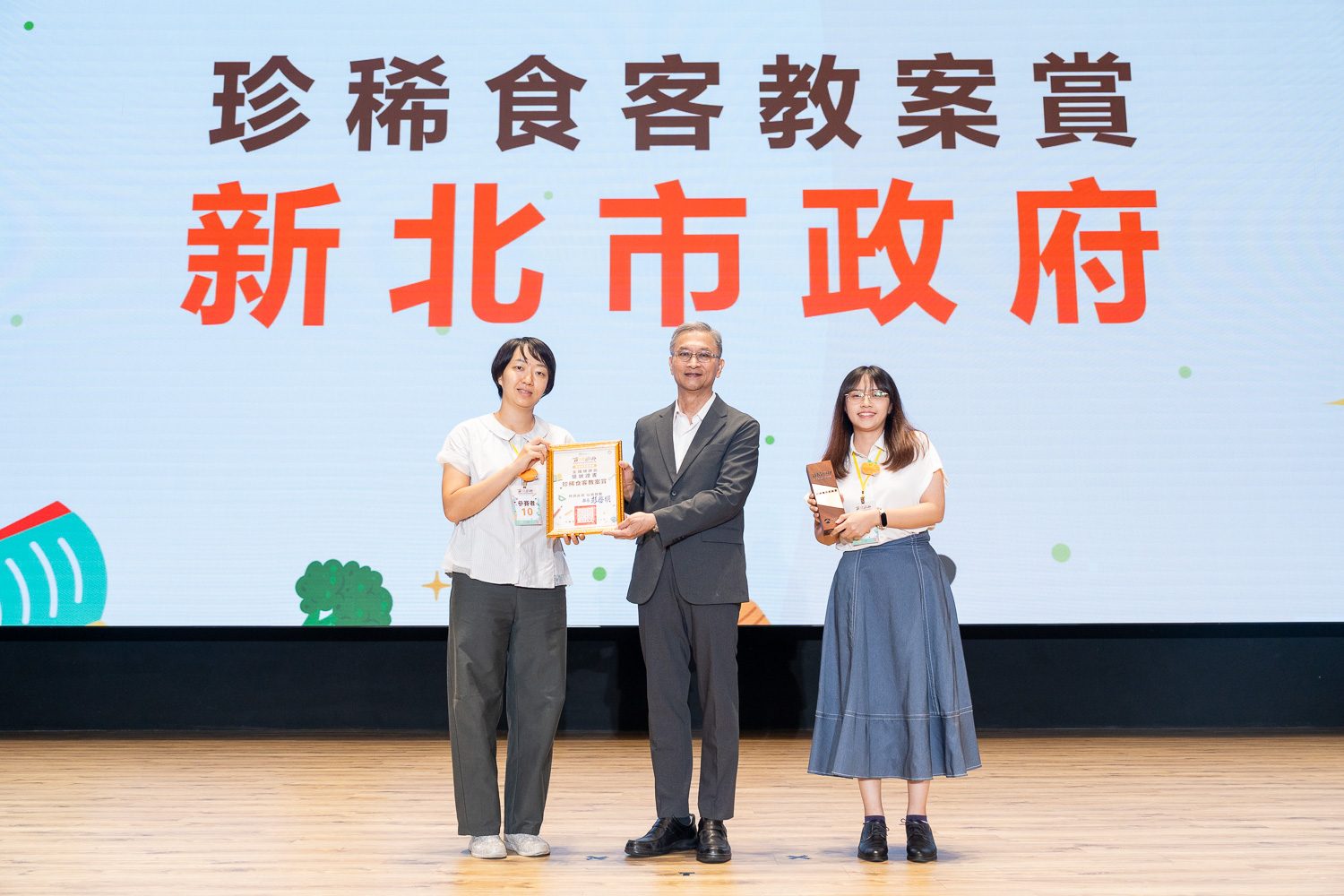 環境部第3屆首惜廚師甄選活動創意教案組全國總決賽林佳宜教師(右)與楊宜靜營養師(左)榮獲「珍稀食客教案賞」