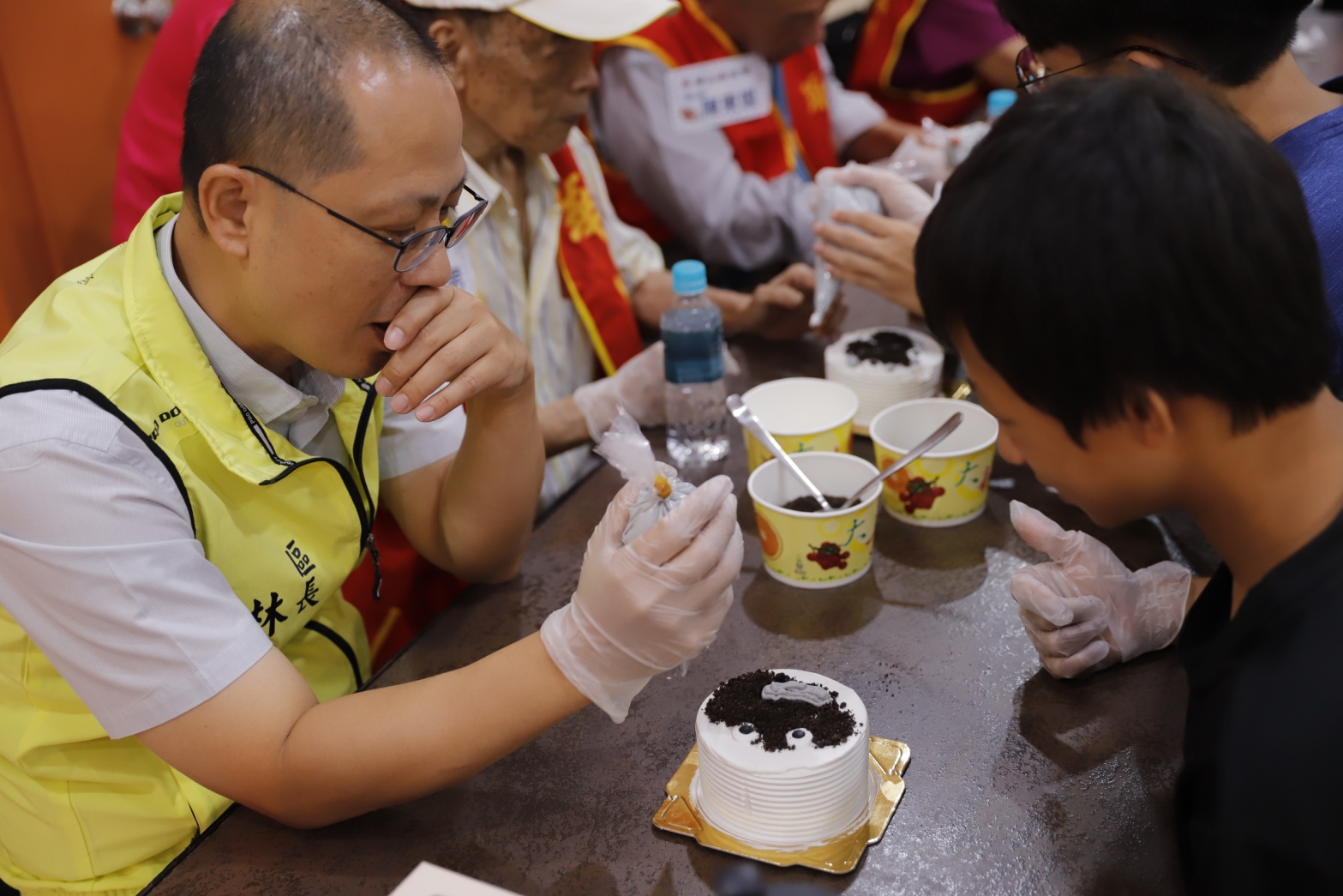 泰山區長林俊宏和少年陪長輩一起手作奶油蛋糕