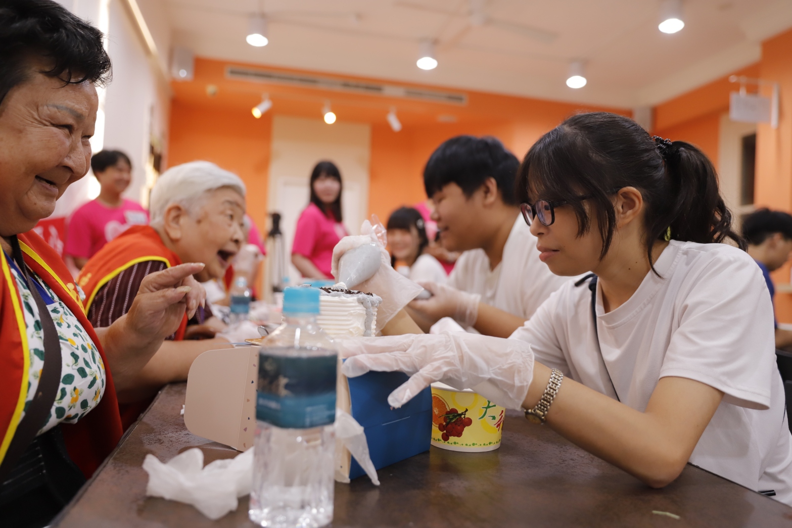 少年陪長輩一起手作奶油蛋糕 長輩非常開心