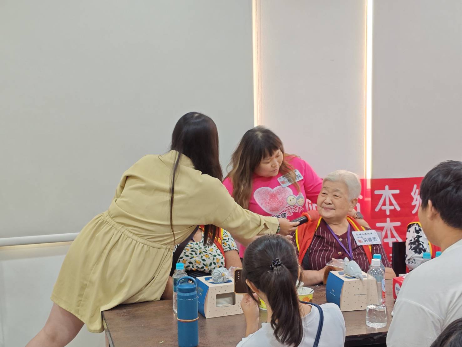  少女曾筠綺邀請阿嬤一起唱老歌「落雨聲」