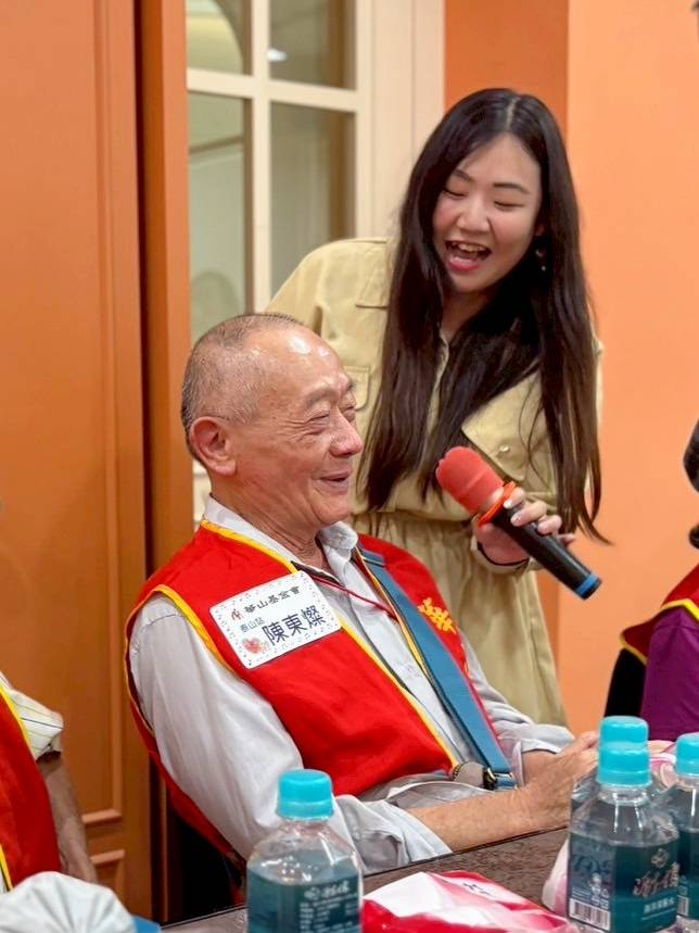  少女曾筠綺揪阿公一起唱老歌「落雨聲」