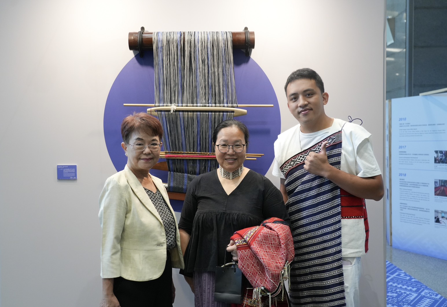 ▲國家重要傳統工藝保存者－尤瑪·達陸專為本次特展參與創作並擔任展覽顧問。(圖/新北市政府原民局提供)。