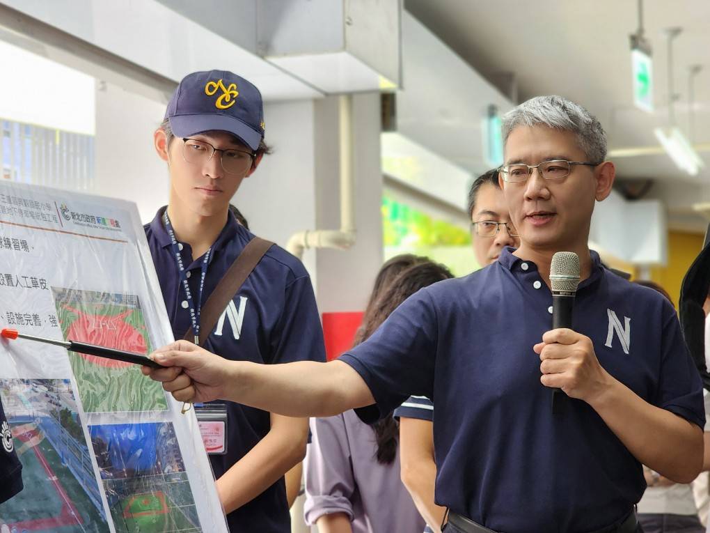 圖說： 侯友宜視察興穀國小操場共構地下停車場工程完工現況，新工處長簡必琦(右)在場簡報說明。