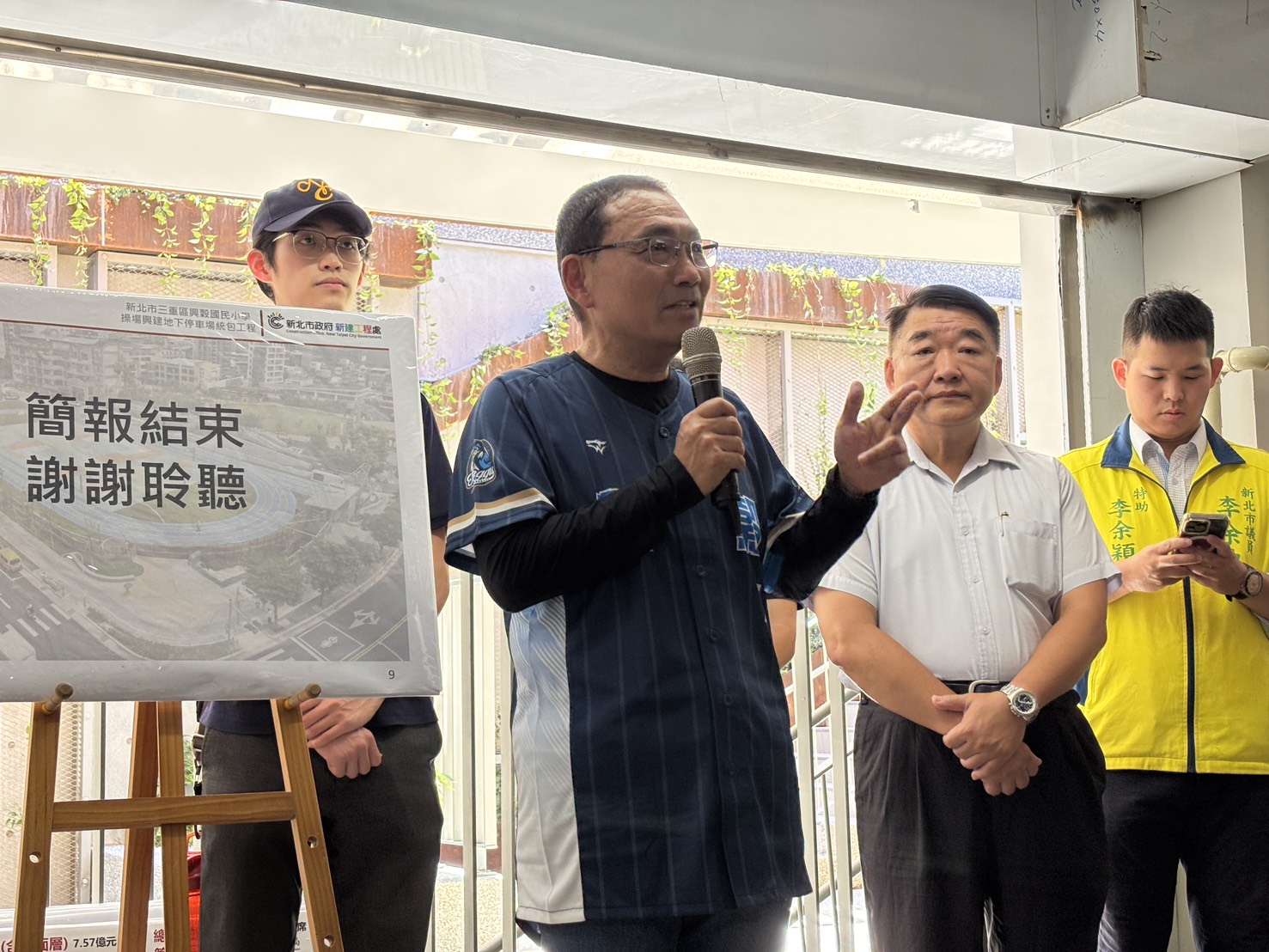 圖說： 侯友宜市長(中)前往視察三重區興穀國小操場共構地下停車場工程完工，並宣布地下停車場自9月1日起試營運，免費提供民眾停車一個月。